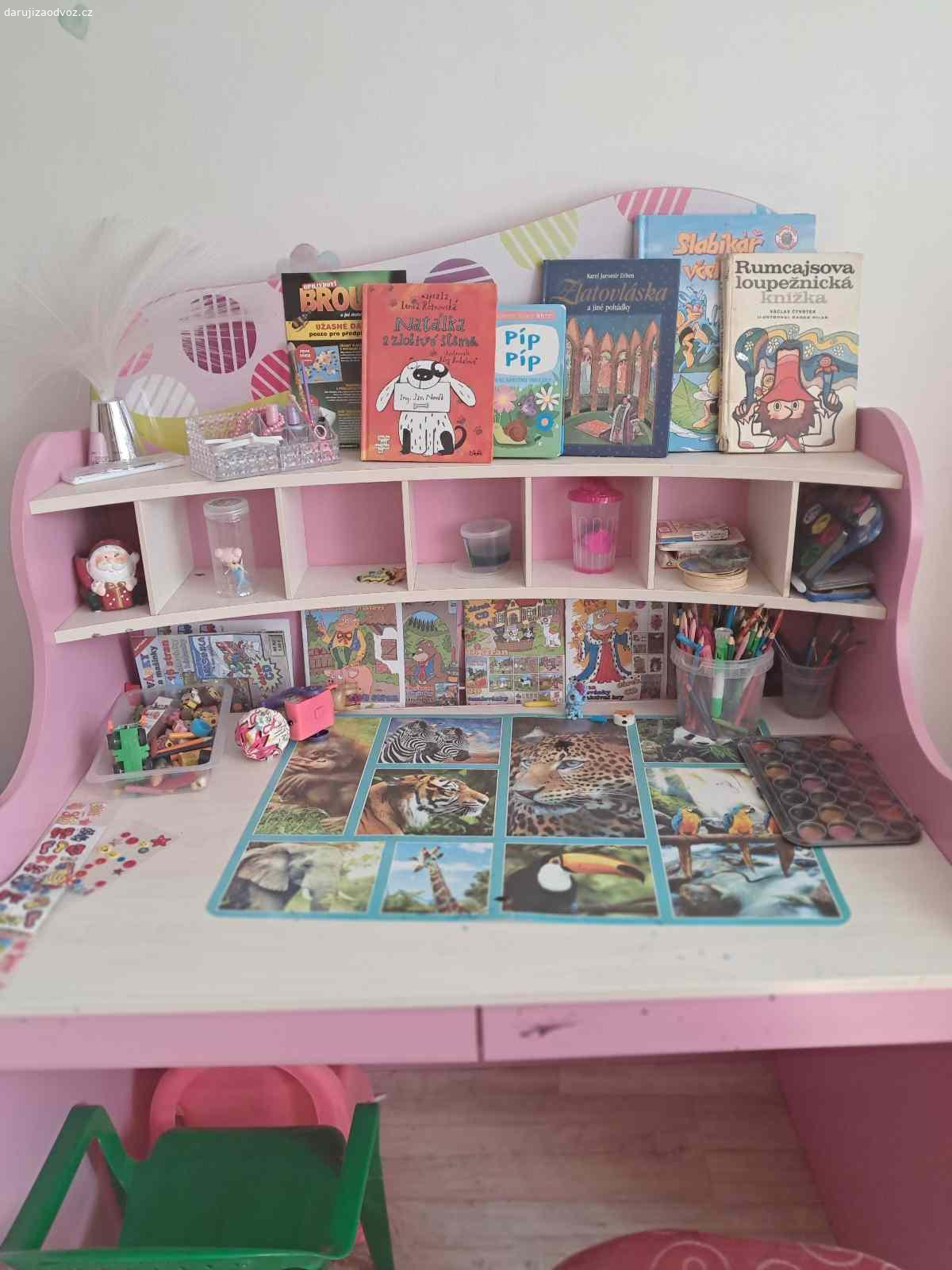 Daruji rozkládací gauč (5 let starý Ikea),a dívčí. Rozkládací gauč, zánovní a dívčí psací stůl. Do pátku 25.7.jinak budu muset odvézt na sběrný dvůr.