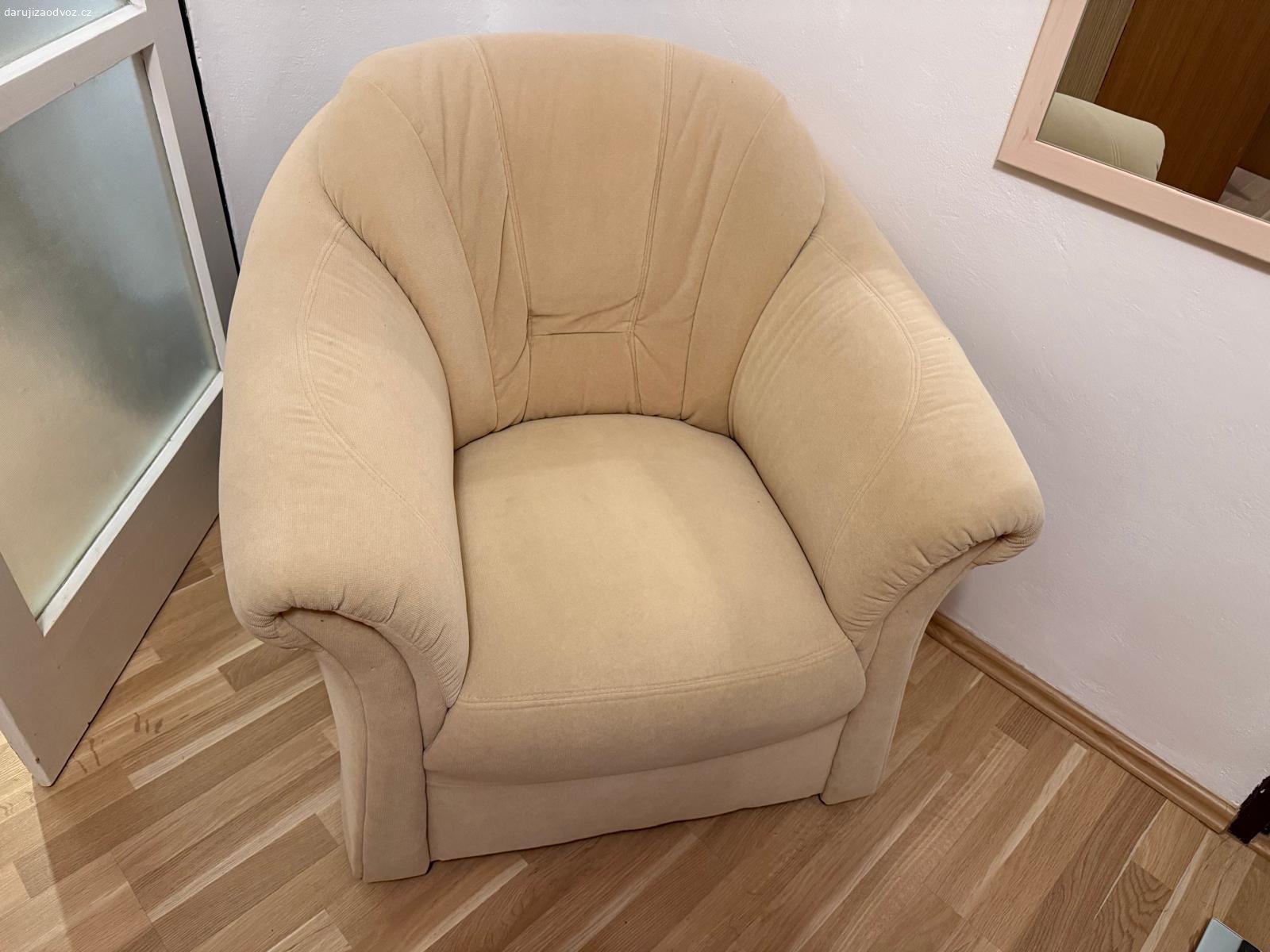 Daruji rozkládací gauč a 2 křesla. Daruji zachovalý, neponičený, bez fleků, plně funkční rozkládací gauč, 200cm. K tomu jsou 2 pohodlná křesla ve stejném designu a dekoru.