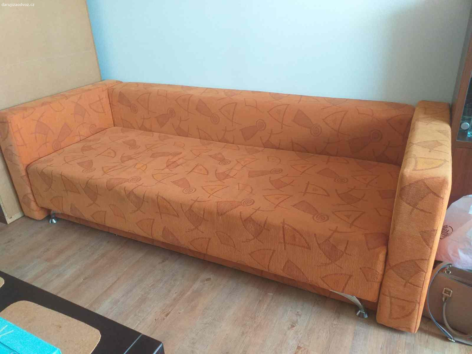 Daruji rozkládací gauč za odvoz. Starší rozkládací gauč. Rozměry jsou 223 sirka, 95 hloubka. 6. patro, ulice Čenětická.