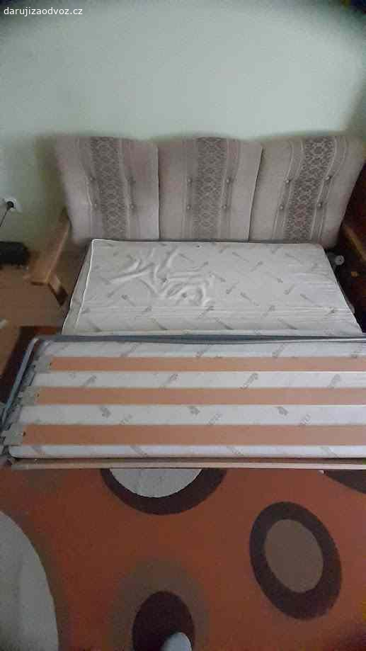 daruji rozkládací gauč. daruji použitou ale zachovalou rozkládací sedačku s masivními područkami. Na chalupě či chatě ještě několik let poslouží. Rozměr d.184 cm, v.90 cm, hl.85 cm. Výška sedací části 40 cm, hl.45 cm, v.opěradla 60 cm. Rozměr lehací části š.140 cm, d.170 cm. Po dohodě klidně dovezu za úhradu PHM