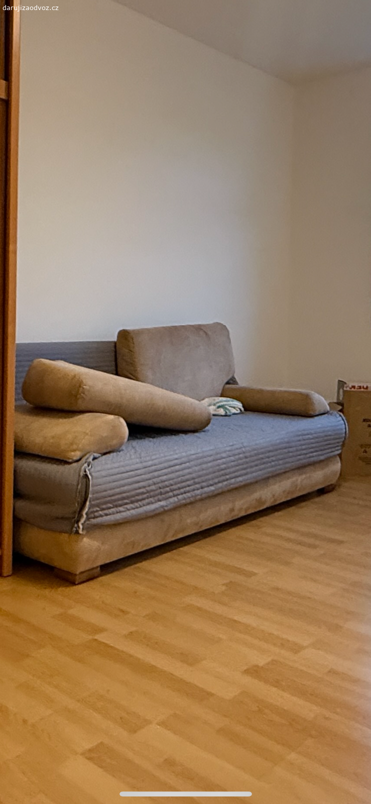 Daruji rozkládací gauč. S úložným prostorem zcela funkční můžu nechat i s potahem. Nebot na sedací ploše jsou fleky od děti a různého pití ovšem dá se vytepovat. Již párkrát čištěný byl.. vyzvednuti na Palmovce 4patro bez výtahů. Jsou potřeba dva lidé na odnos..