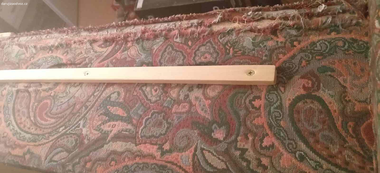 Daruji rozkládací gauč. Daruji za odvoz , rozměry 90 x 208 x 66 cm nerozložený, plocha lůžka - dřevotříska, na sedáku matrace ve stejném vzoru, výška cca 7 cm. Šuplík s úložným prostorem, poškozen na boku - viz foto. Váha cca 60 kg celkem. Nekuřácká domácnost. Po Velikonocích ho vezeme do sběrného dvora.