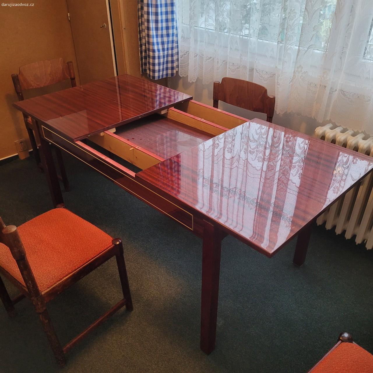 Daruji rozkládací jídelní stůl. Daruji dřevěný rozkládací jídelní stůl se 6 židlemi. Rozměry: šířka 130 (170) cm, hloubka 55, výška 75 cm. Osobní odběr v Ústí nad Labem.