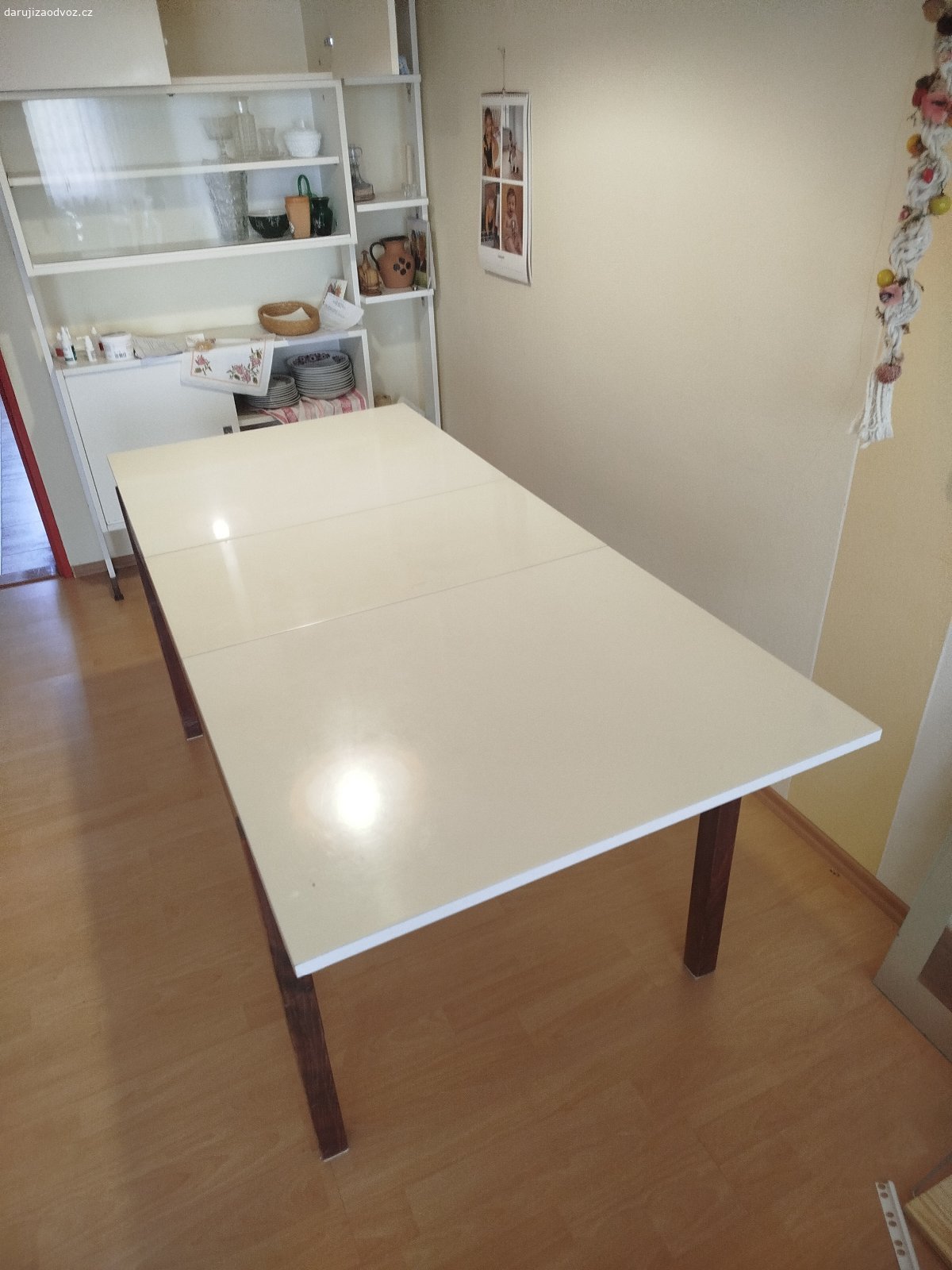 Daruji rozkládací jídelní stůl. Daruji rozkládací jídelní stůl