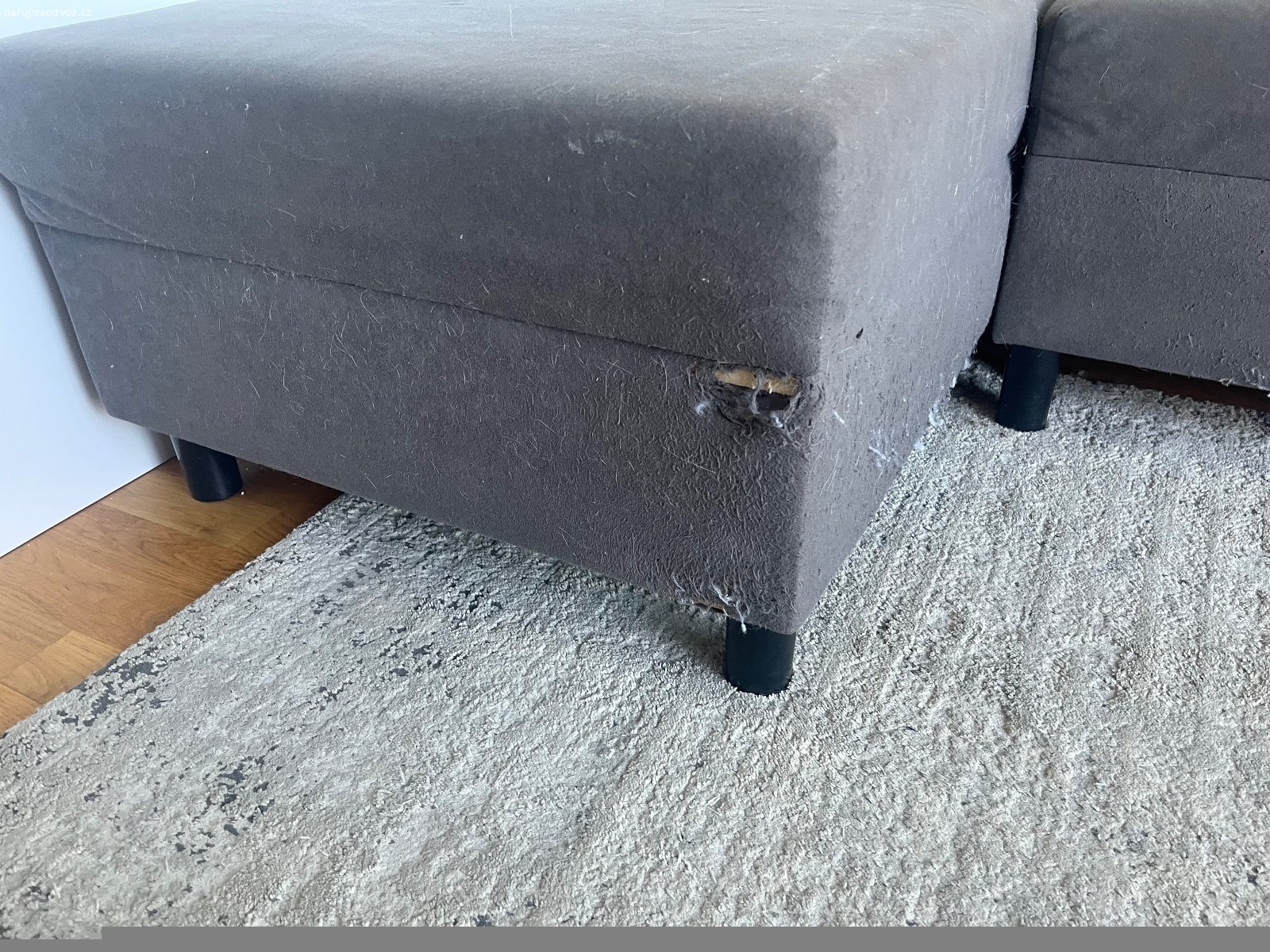 Darují rozkládací pohovku Angsta. Pohovka IKEA Angsta, rozkladaci, pouzivana cca 5let, ponicena od kocky viz. fotky, ale snad jeste poslouzi.