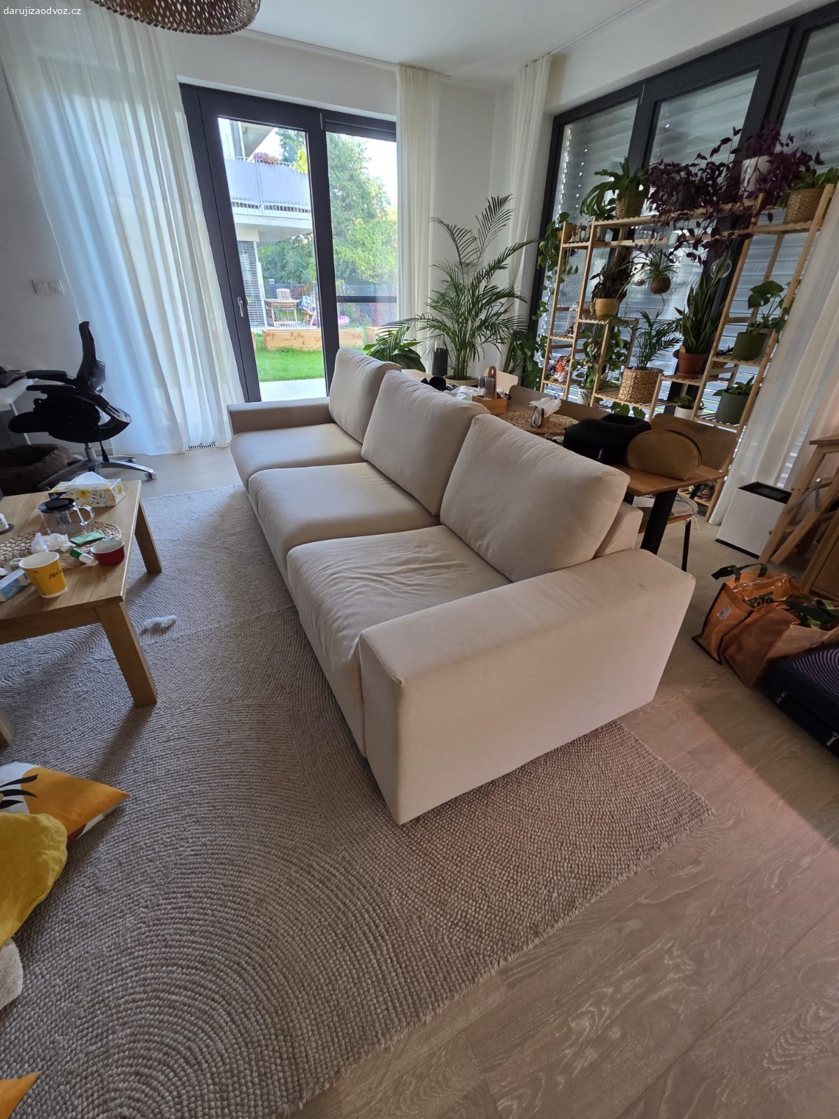 Daruji rozkládací pohovku VIMLE. Za odvoz daruji necelý rok starou pohovku VIMLE z IKEA. Je třímístná, a s rozkládací postelí. Ve velmi dobrém stavu, vyměnitelný potah. Původní cena okolo 30 000 Kč.