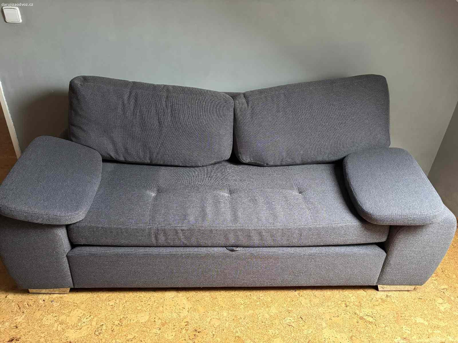 Daruji rozkládací pohovku. Daruji použitou rozkládací dvoumístnou pohovku, v zadní části (která bývá běžně u zdi ) je mírně natržený potah. 
Hlavní rozměry: 
Šířka: 202 cm
Výška: 84 cm
Hloubka: 99 cm
Pohovka je vybavena rozkládacím mechanismem, rozměry ložné plochy cca: 141 × 197 cm. Viz. foto. V současnosti je pohovka již rozložená pro účely odvozu.