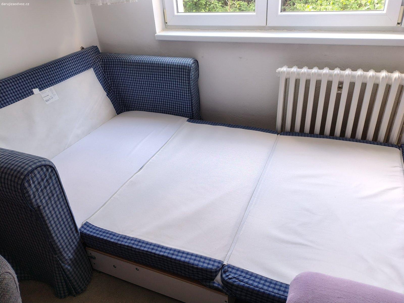 Daruji rozkládací pohovku. Rozkládací pohovka IKEA. Rozměry šířka 150 cm, výška 90 cm, hloubka 87 cm. Velikost lůžka 120 cm x 200 cm. Pod roštem je úložný prostor. V dobrém stavu, místy světlejší barva vybledlá od slunce. Zdarma za odvoz. Brno.
Vlastní odvoz a odnos nutný.