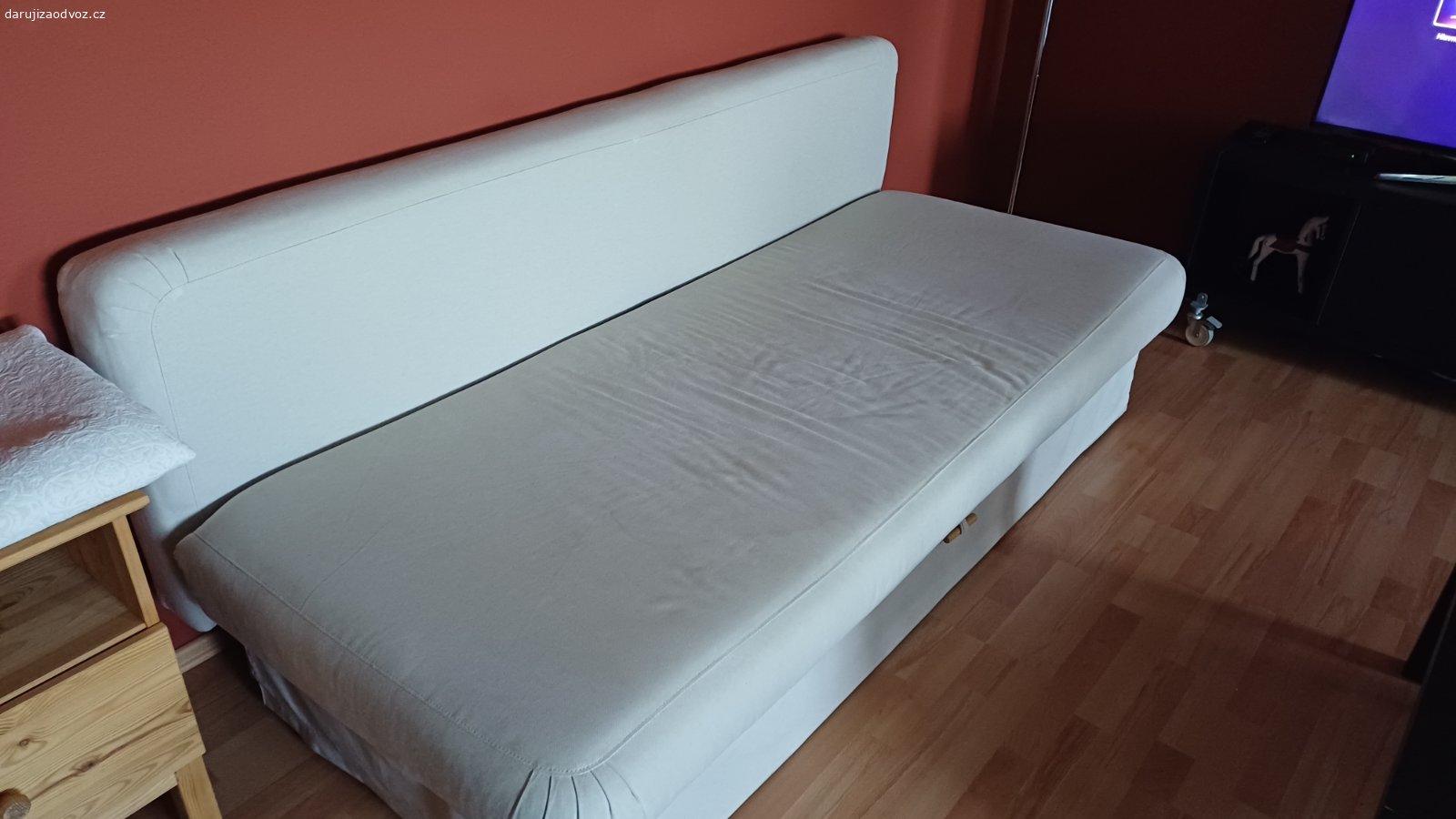 Daruji rozkládací pohovku. Daruji rozkládací pohovku. Součástí jsou 2 velké polštáře,  úložný prostor.
Rozměry složené: 200cm x 95cm (hloubka) x 80cm (výška opěrky)
Rozměry rozložené: 200cm x 140cm (hloubka) x 45cm (výška sedu)
Plocha na spaní: 80cm x 200cm, po rozložení 140cm x 200cm.
Odvoz spěchá.