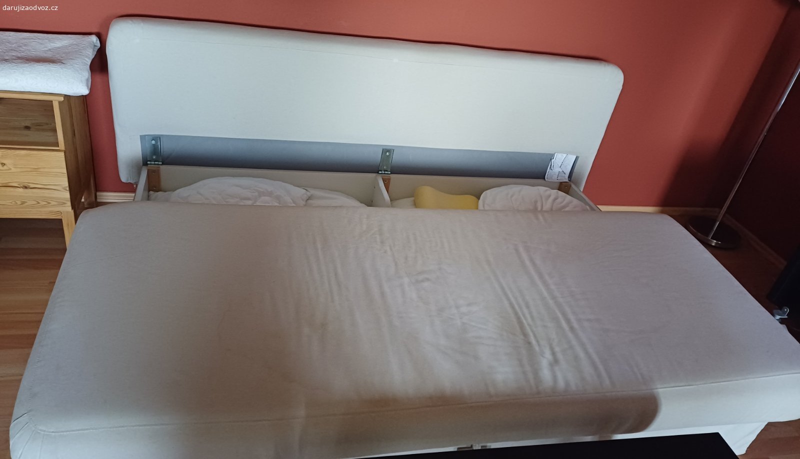 Daruji rozkládací pohovku. Daruji rozkládací pohovku. Součástí jsou 2 velké polštáře,  úložný prostor.
Rozměry složené: 200cm x 95cm (hloubka) x 80cm (výška opěrky)
Rozměry rozložené: 200cm x 140cm (hloubka) x 45cm (výška sedu)
Plocha na spaní: 80cm x 200cm, po rozložení 140cm x 200cm.
Odvoz spěchá.