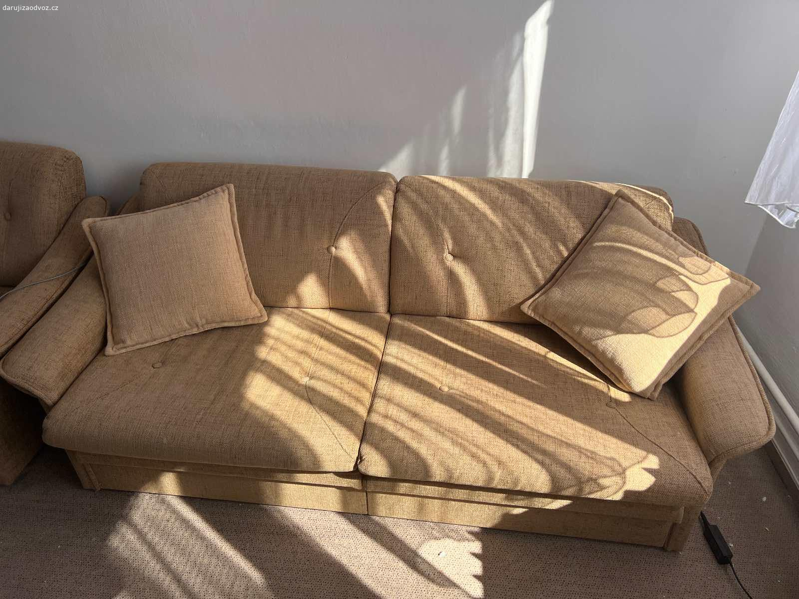 Daruji rozkládací sedací soupravu +2 křesla. Hnědá pohodlná zachovalá sedací souprava se dvěma křesly. Délka 195 cm, 
Dá se rozložit na 2 lůžka 
2 Úložné prostory 

Nutný vlastní odnos a odvoz.