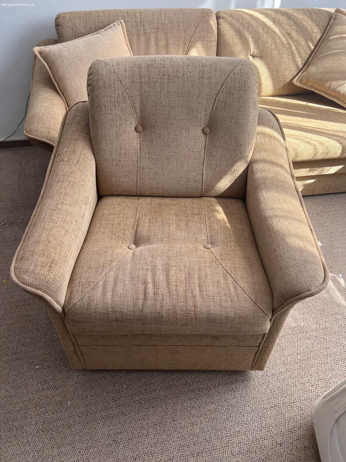 Daruji rozkládací sedací soupravu +2 křesla. Hnědá pohodlná zachovalá sedací souprava se dvěma křesly. Délka 195 cm, 
Dá se rozložit na 2 lůžka 
2 Úložné prostory 

Nutný vlastní odnos a odvoz.