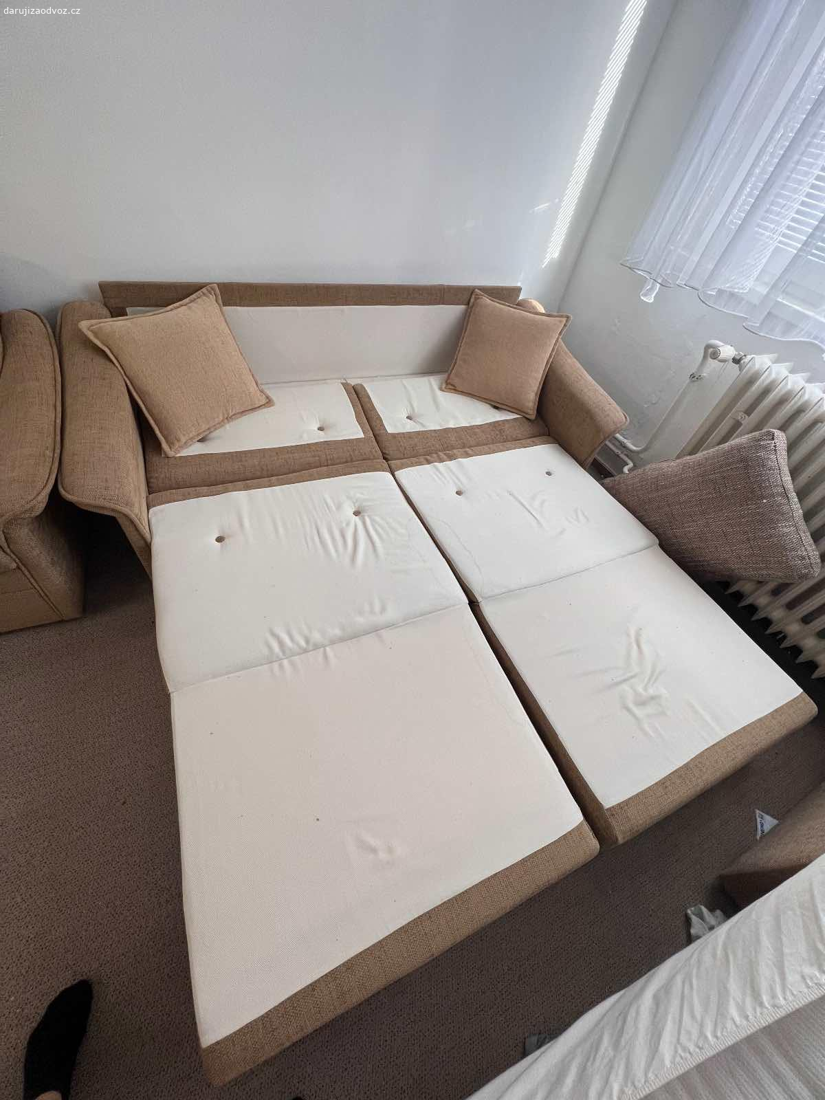 Daruji rozkládací sedací soupravu +2 křesla. Hnědá pohodlná zachovalá sedací souprava se dvěma křesly. Délka 195 cm, 
Dá se rozložit na 2 lůžka 
2 Úložné prostory 

Nutný vlastní odnos a odvoz.