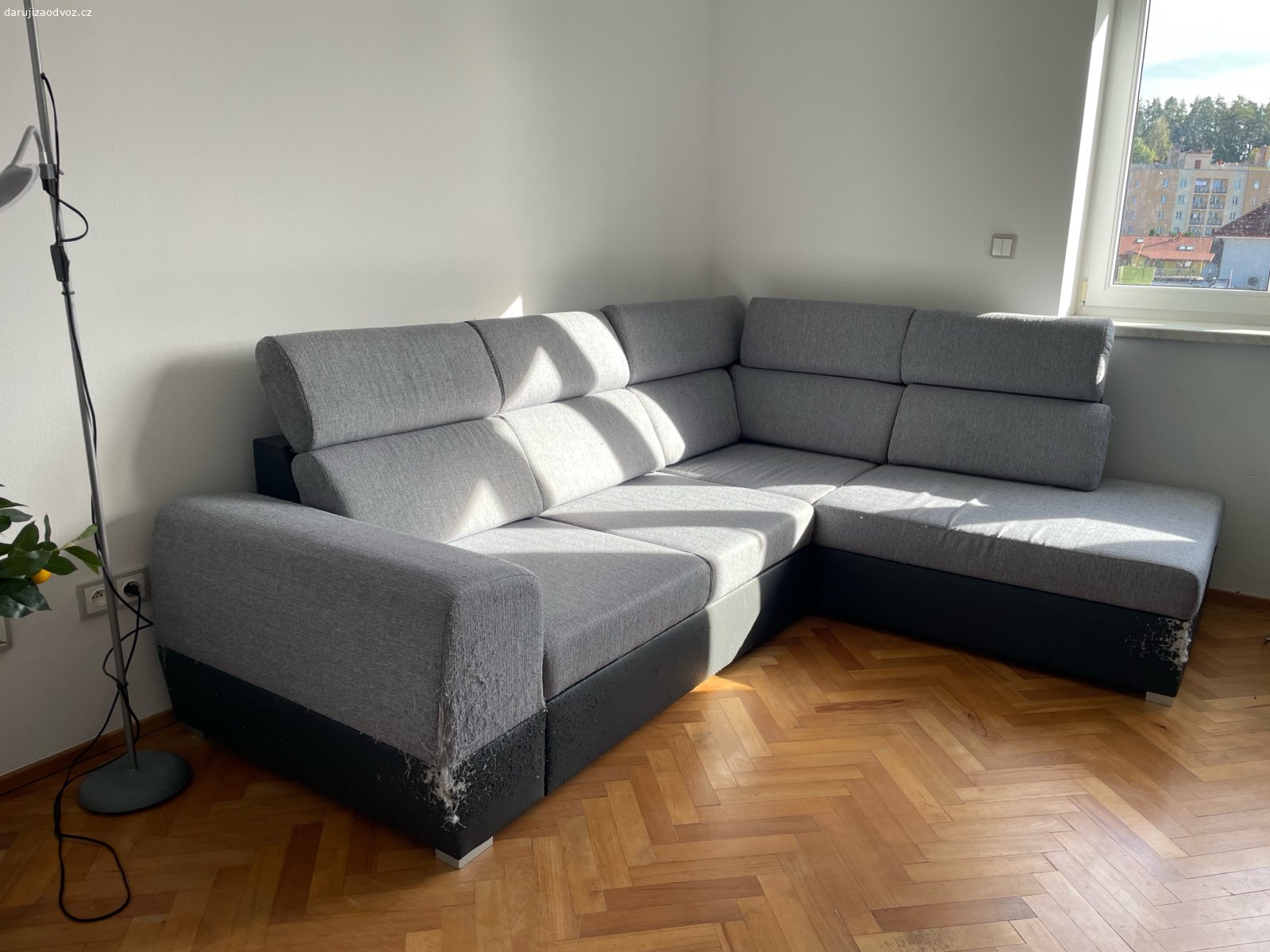 Daruji rozkládací sedací soupravu. Daruji rohovou rozkládací sedací soupravu s polohovatelnými opěrkami a úložným prostorem. Sedací souprava je poškrábaná od koček a chtěla by vytepovat. Jinak určitě ještě dobře poslouží.

Pouze osobní odběr