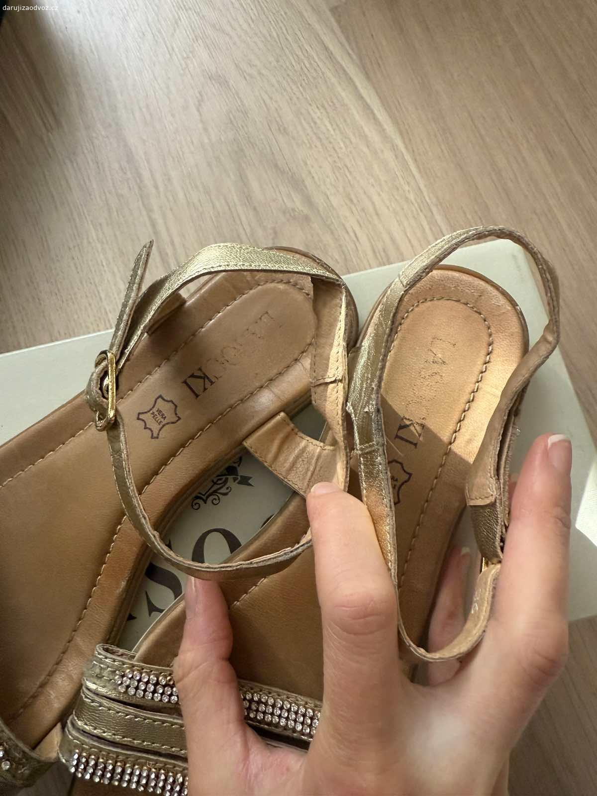 Daruji sandale. Nosene, ale vypadaly kaminky. Treba si s tim nekdo poradi a hezky opravi. Je mi lito je vyhodit.