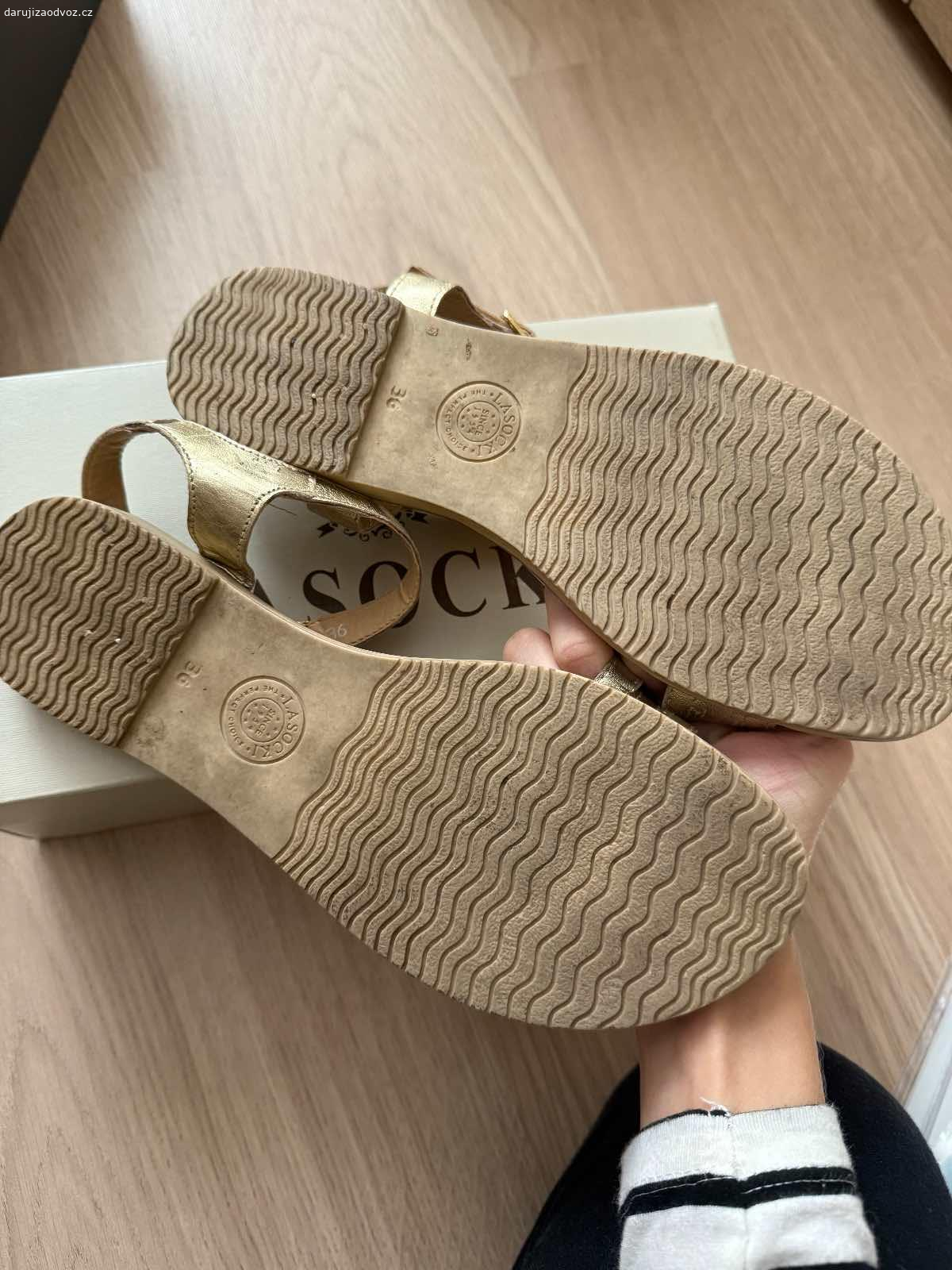 Daruji sandale. Nosene, ale vypadaly kaminky. Treba si s tim nekdo poradi a hezky opravi. Je mi lito je vyhodit.