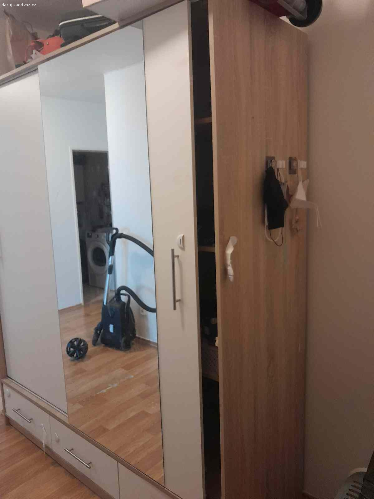 Daruji šatní skříň 181šx212vx63h. Jedná se o značně používanou, opravovanou, ale třeba by se někomu hodila. Nutný vlastní rozebrání i odvoz. Horní Měcholupy s výtahem.
