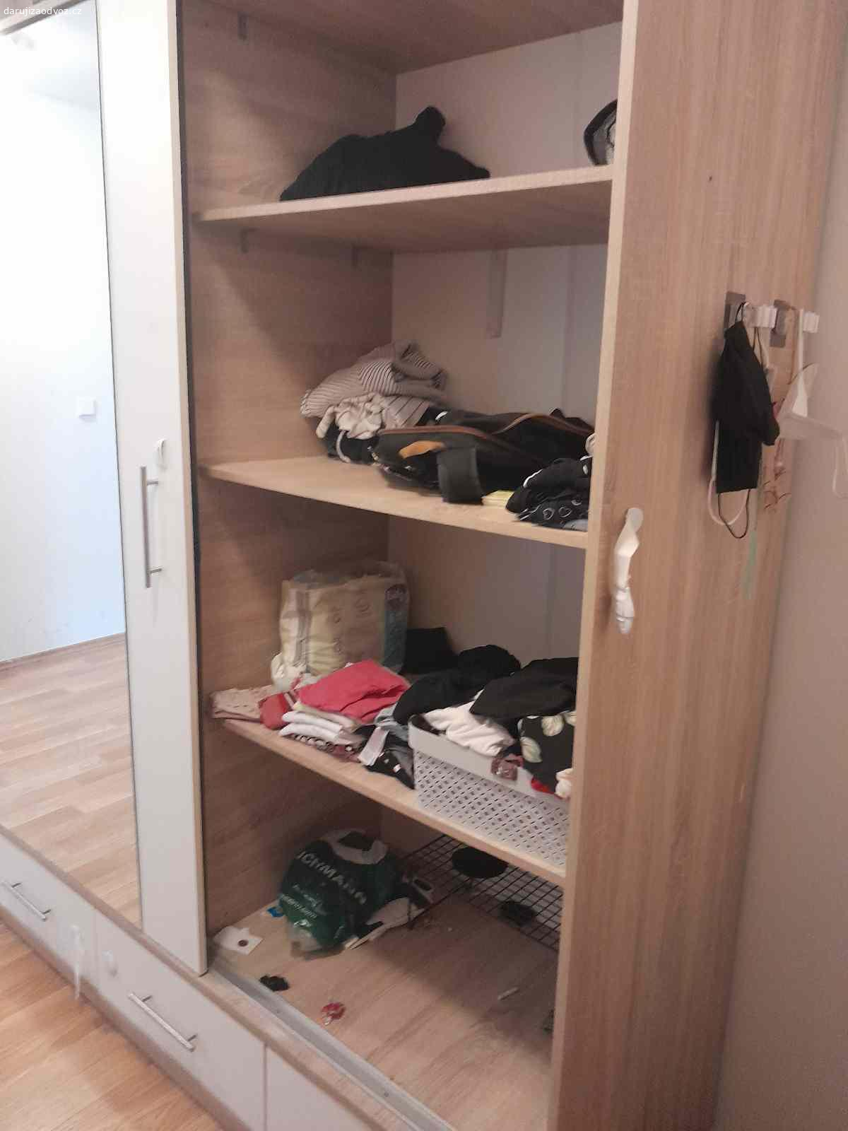 Daruji šatní skříň 181šx212vx63h. Jedná se o značně používanou, opravovanou, ale třeba by se někomu hodila. Nutný vlastní rozebrání i odvoz. Horní Měcholupy s výtahem.