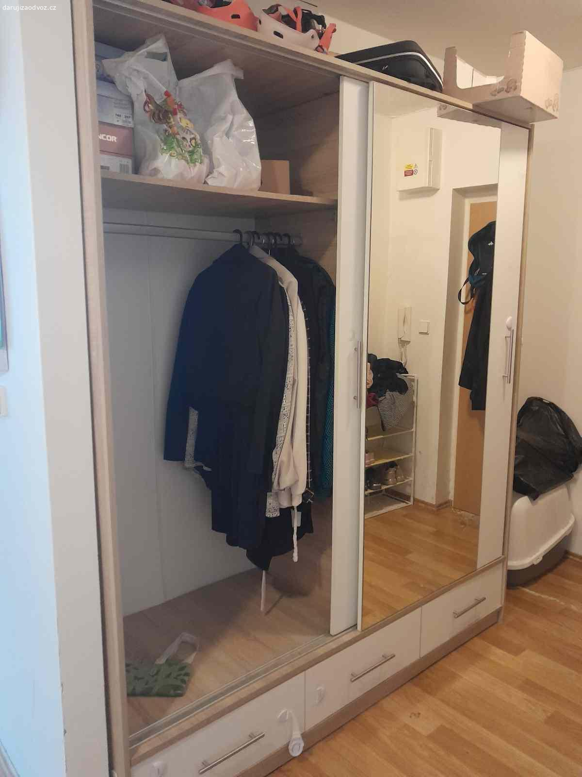 Daruji šatní skříň 181šx212vx63h. Jedná se o značně používanou, opravovanou, ale třeba by se někomu hodila. Nutný vlastní rozebrání i odvoz. Horní Měcholupy s výtahem.