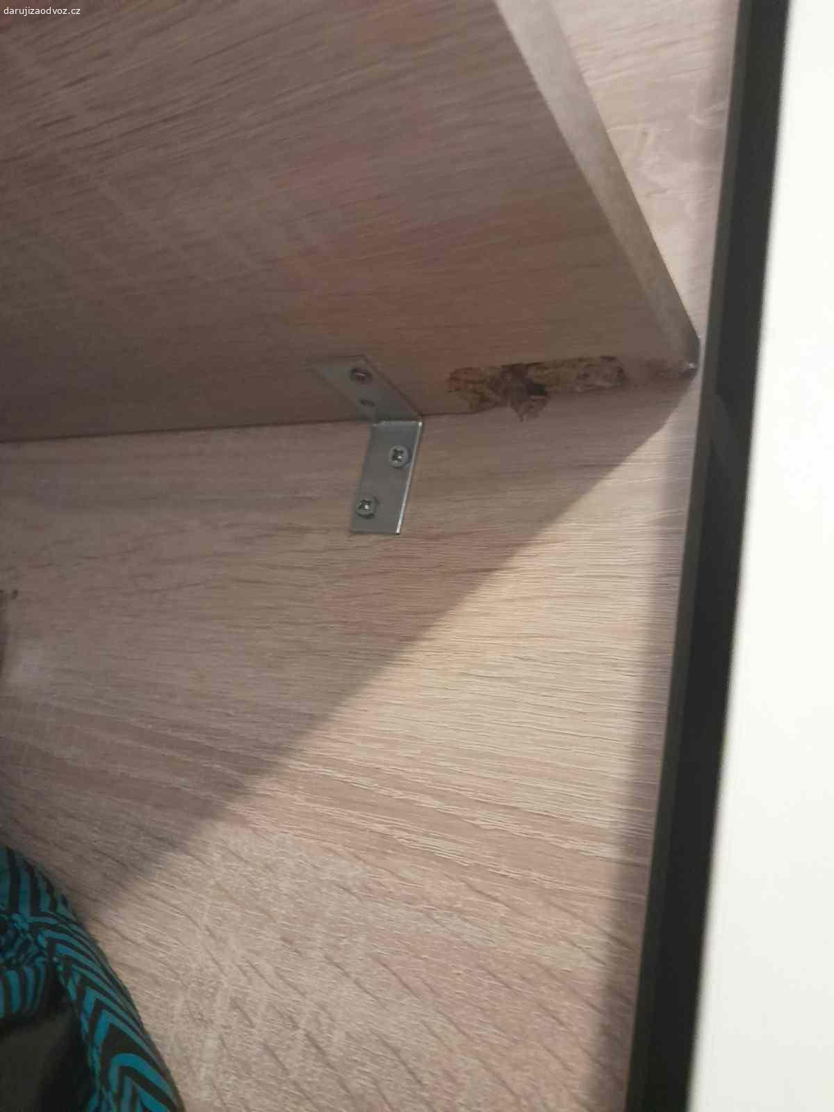 Daruji šatní skříň 181šx212vx63h. Jedná se o značně používanou, opravovanou, ale třeba by se někomu hodila. Nutný vlastní rozebrání i odvoz. Horní Měcholupy s výtahem.