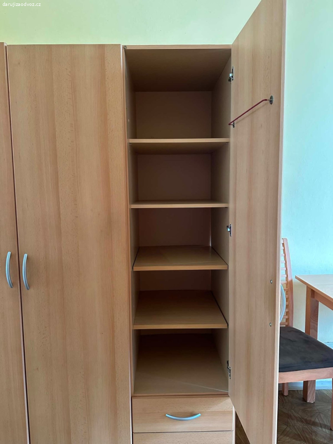 Daruji šatní skříň a jídelní stůl včetně židlí