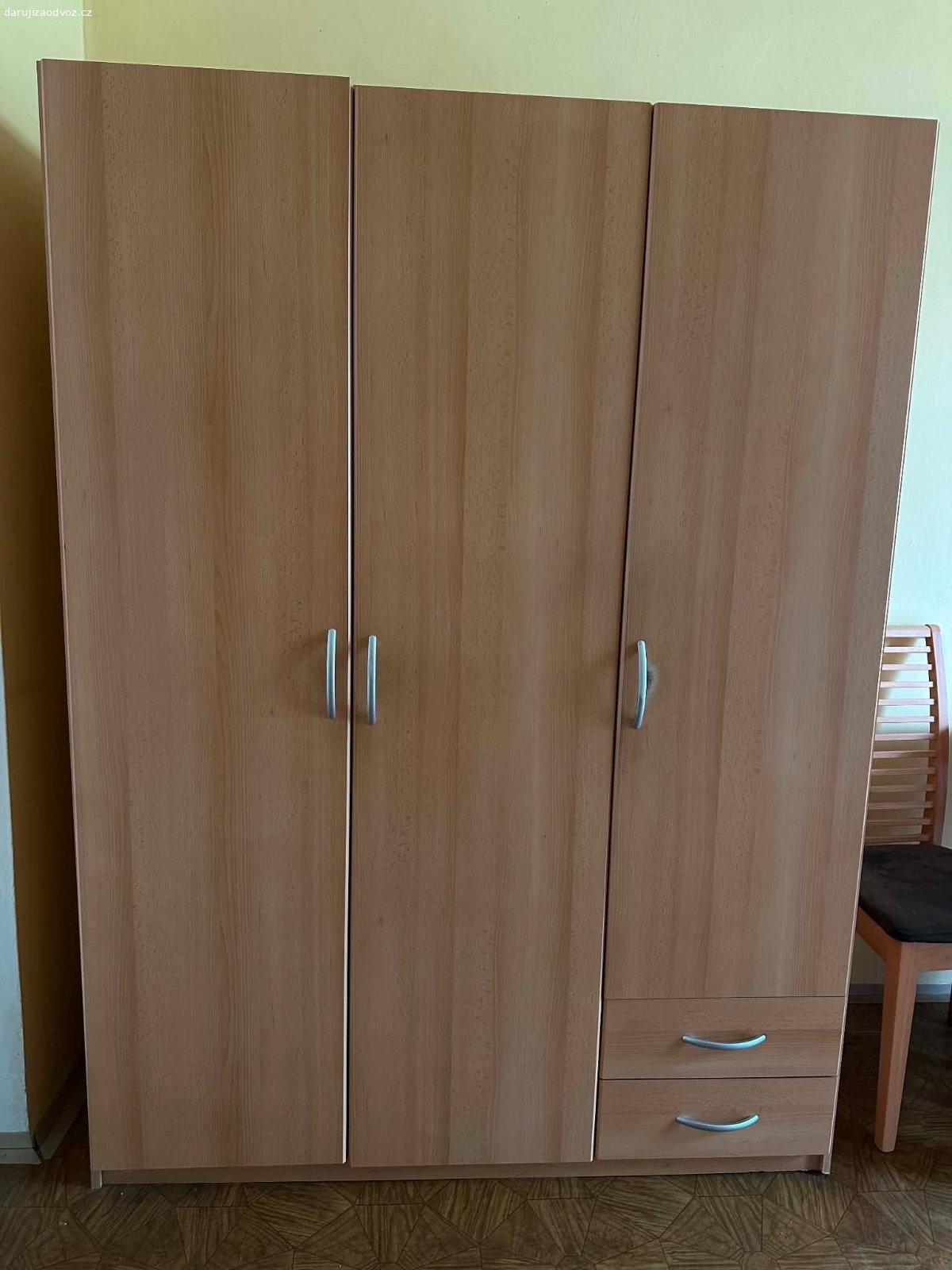 Daruji šatní skříň a jídelní stůl včetně židlí. daruji za odvoz šatní skříň o rozměrech: 
délka 132cm, hloubka 60cm, výška 190cm 
- nelze rozmontovat, pouze v celku

včetně jídelního stolu o rozměrech: 
šířka 70cm, délka 110cm + 4 židle  

3. patro bez výtahu
