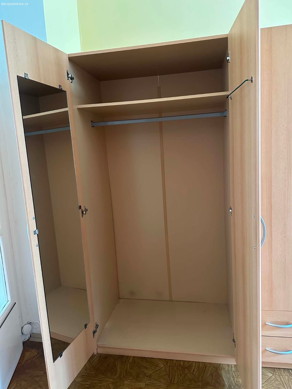 Daruji šatní skříň a jídelní stůl včetně židlí. daruji za odvoz šatní skříň o rozměrech: 
délka 132cm, hloubka 60cm, výška 190cm 
- nelze rozmontovat, pouze v celku

včetně jídelního stolu o rozměrech: 
šířka 70cm, délka 110cm + 4 židle  

3. patro bez výtahu