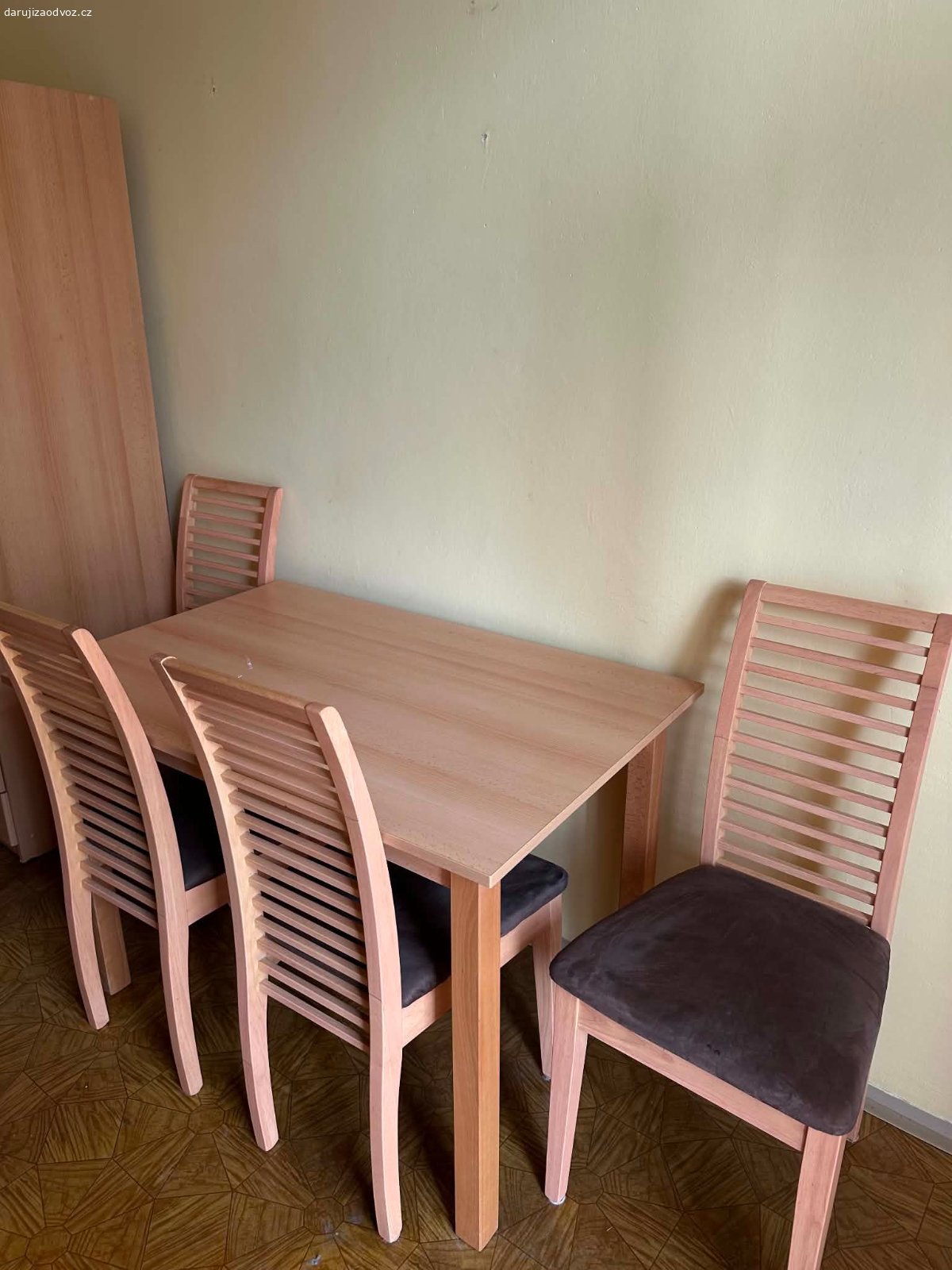 Daruji šatní skříň a jídelní stůl včetně židlí. daruji za odvoz šatní skříň o rozměrech: 
délka 132cm, hloubka 60cm, výška 190cm 
- nelze rozmontovat, pouze v celku

včetně jídelního stolu o rozměrech: 
šířka 70cm, délka 110cm + 4 židle  

3. patro bez výtahu