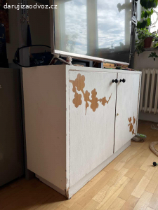 Daruji satni skrin a malou pod tv