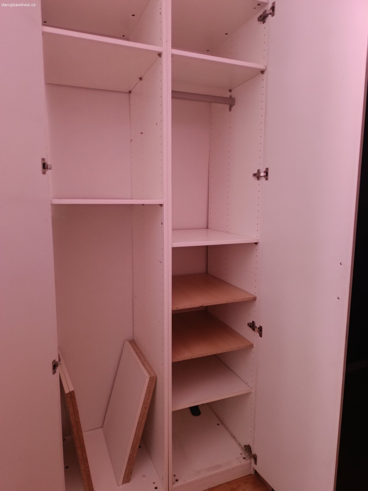 Darují šatní skříň IKEA. Daruji šatní skříň IKEA. Velká, prostorná.
Odběr ihned
