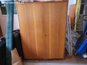 Daruji šatní skříň