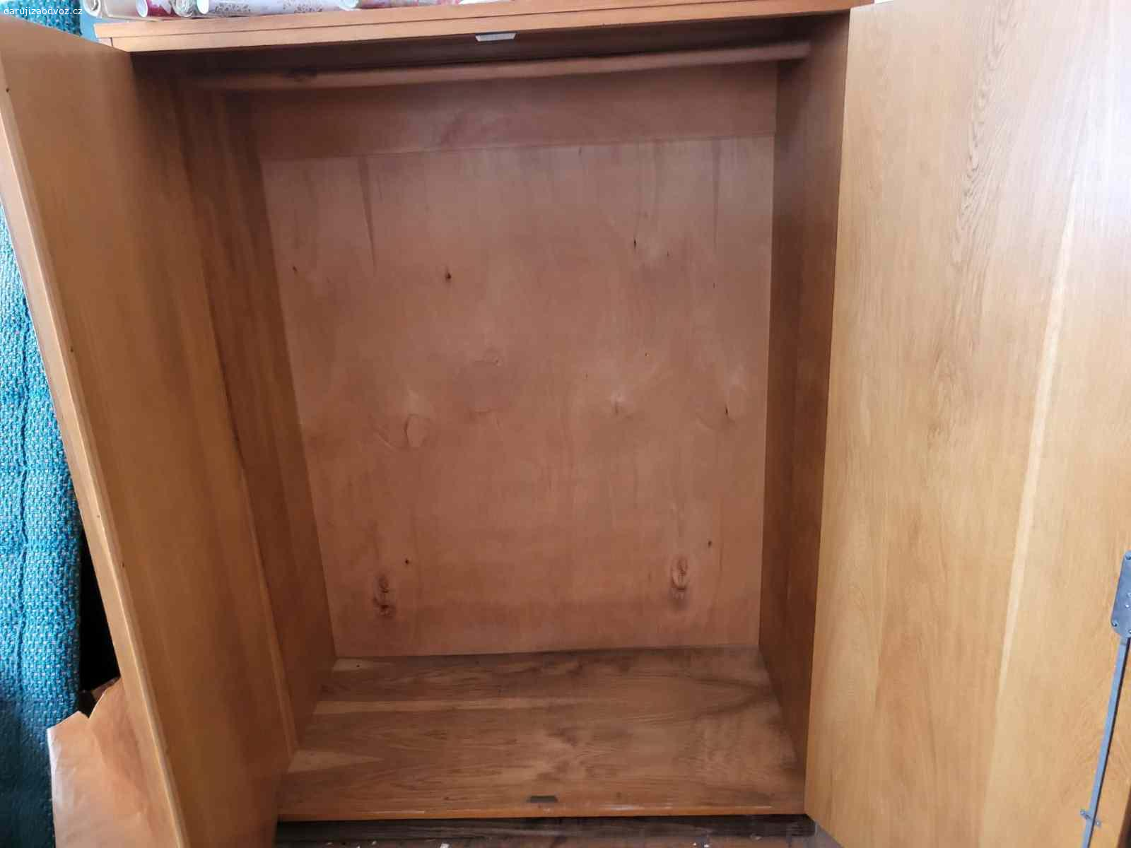 Daruji šatní skříň. Stará šatní skříň bez poliček. K dispozici jsou dvě stejné skříně. 

Rozměry: š: 118cm, h: 60cm, v: 163cm