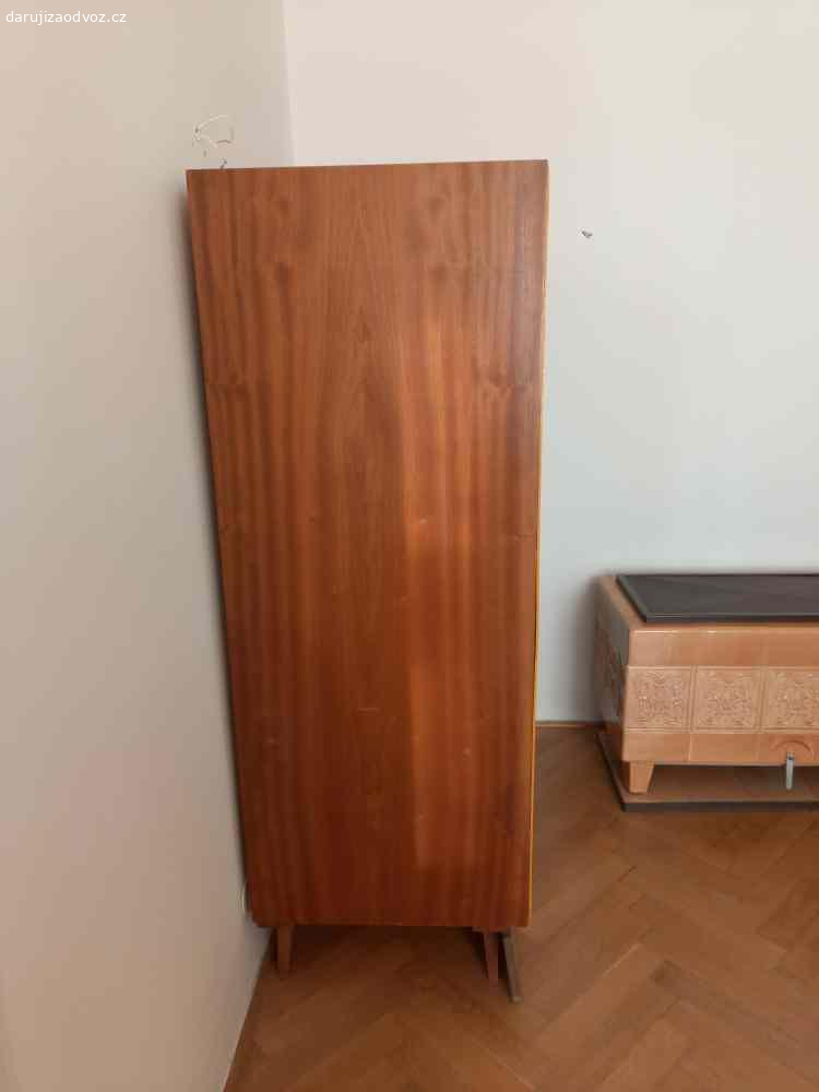 Daruji šatní skříň. Daruji za odvoz šatní skříň (viz foto).

V: 165 cm 
Š: 118 cm
H: 59 cm

Spěchá, děkuji.