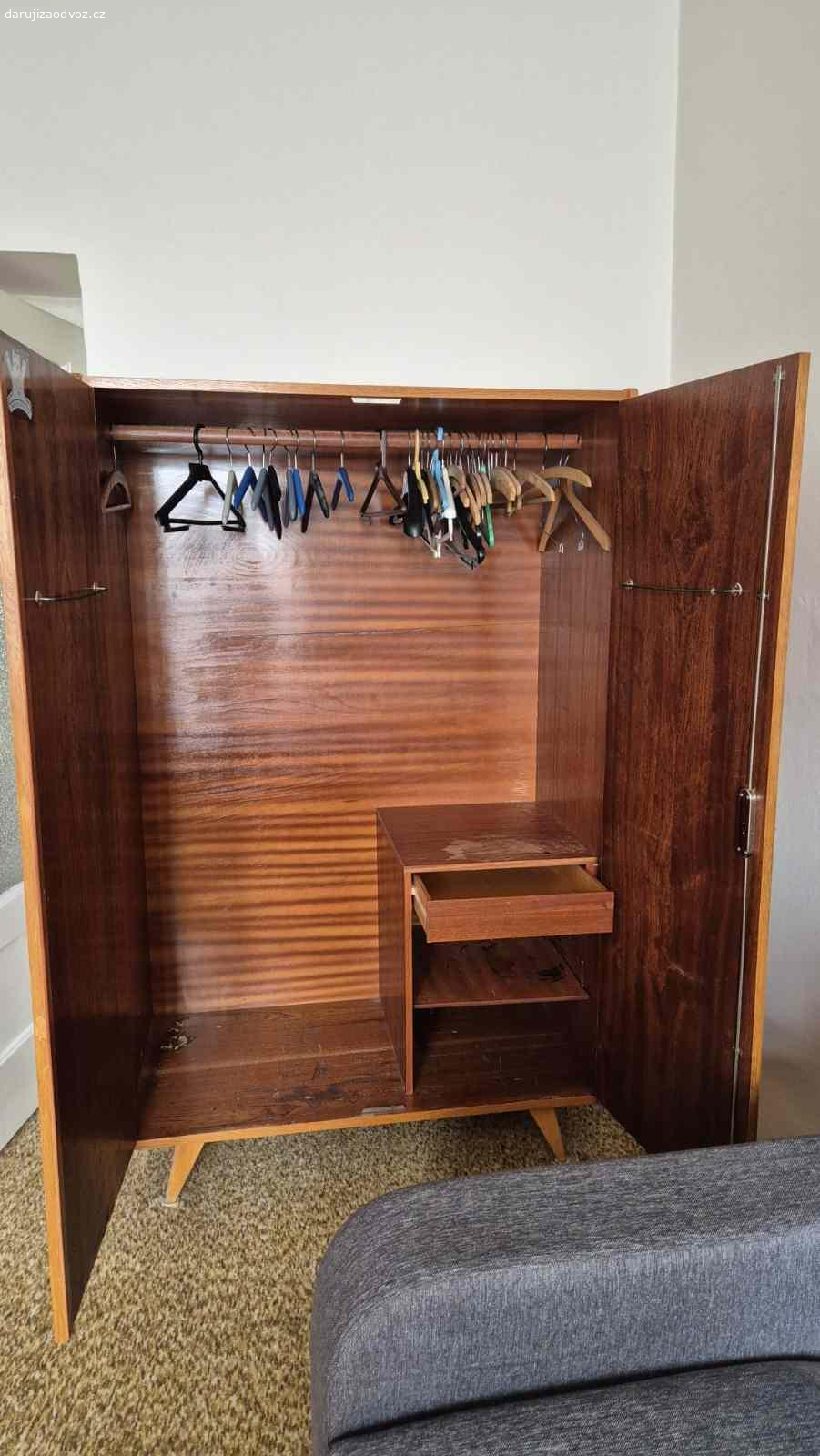 Daruji šatní skříň.. Sektorová šatní skříň.