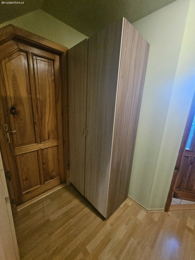 Daruji šatní skříň