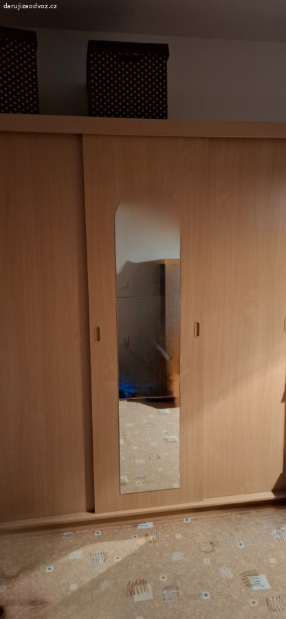 Daruji šatní skříň