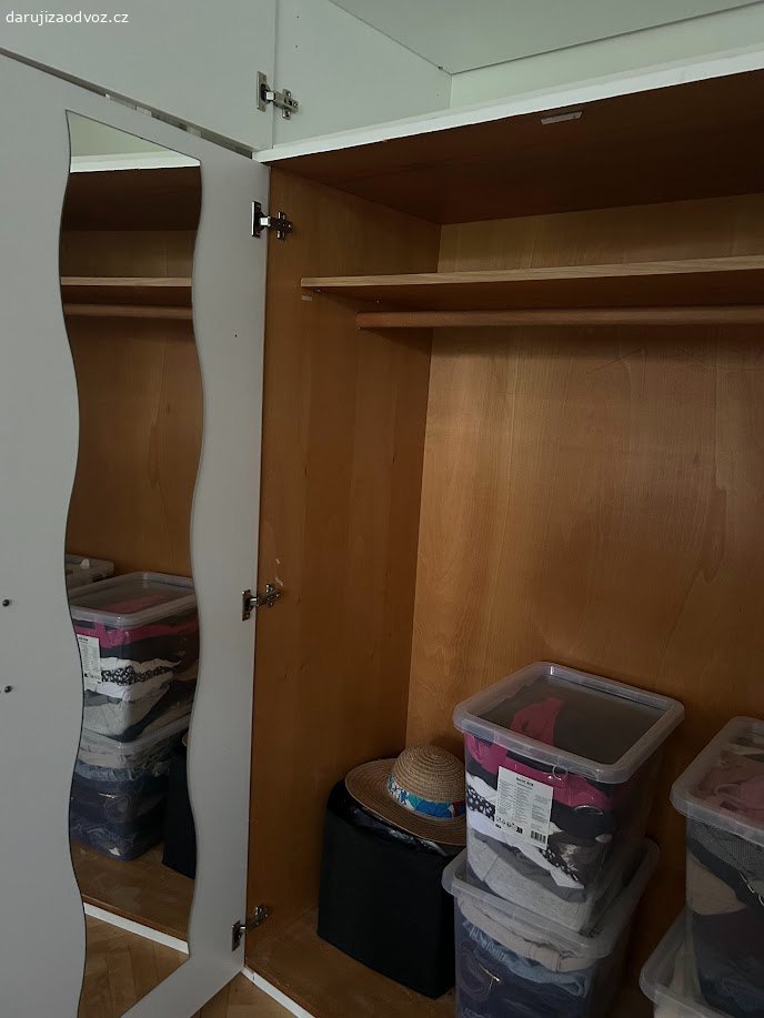 Daruji šatní skříň. Nabízím za odvoz starší šatní skříň s nástavcem Má dvě křídla, tyč na ramínka a vnitřní zrcadlo. Ulice Laštůvkova - Brno Bystrc, druhé patro s malým výtahem. 
Rozměry skříň:
118 cm šířka,
59 cm hloubka,
171 cm výška
Rozměry nástavec:
65 výška
Odvoz možný pouze dnes