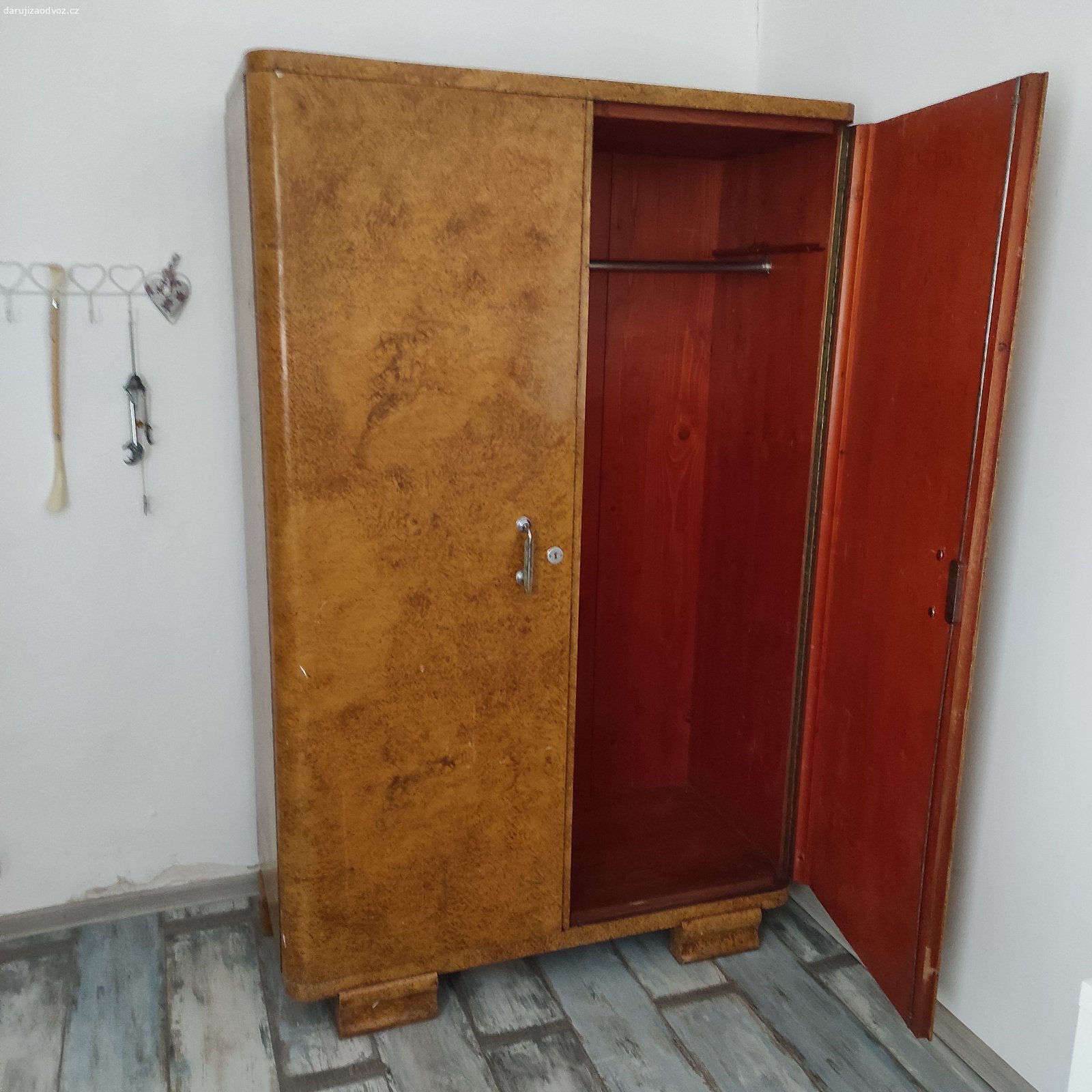 Daruji šatní skříň. Daruji za odvoz starou šatní skříň s tyčí. V horní části po stranách lišty na případnou polici. Výška i s nohami 181 cm, šířka 116 cm, hloubka 54 cm.