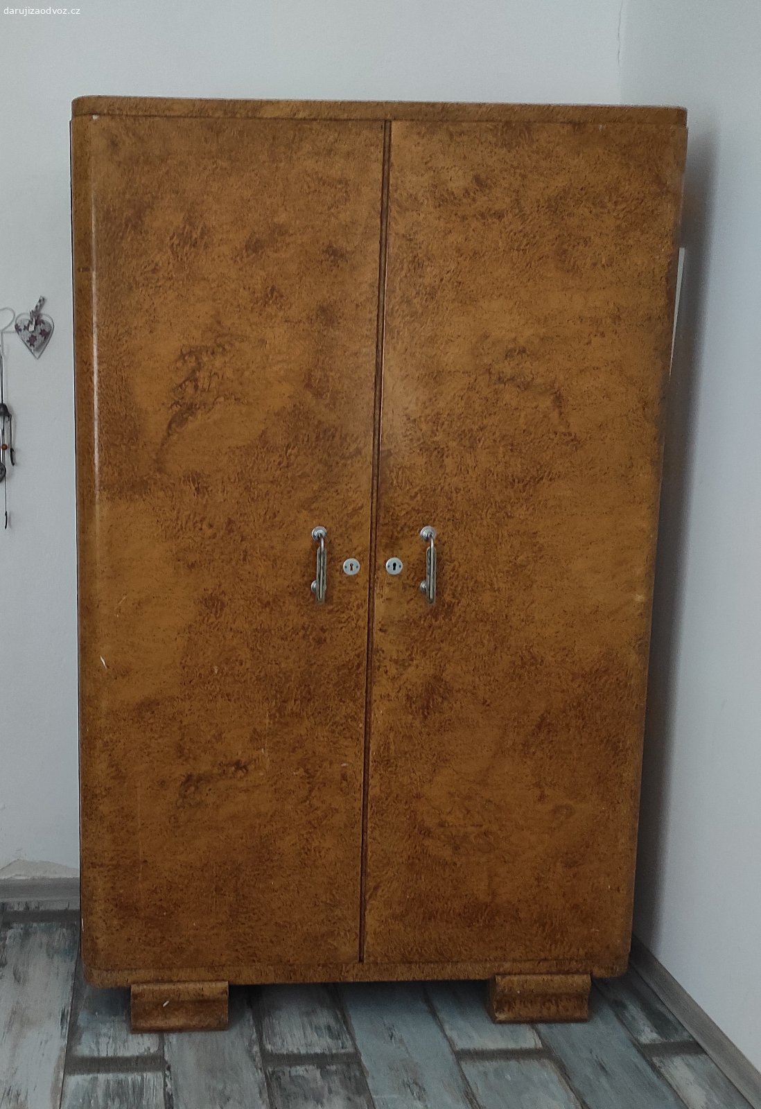 Daruji šatní skříň. Daruji za odvoz starou šatní skříň s tyčí. V horní části po stranách lišty na případnou polici. Výška i s nohami 181 cm, šířka 116 cm, hloubka 54 cm.
