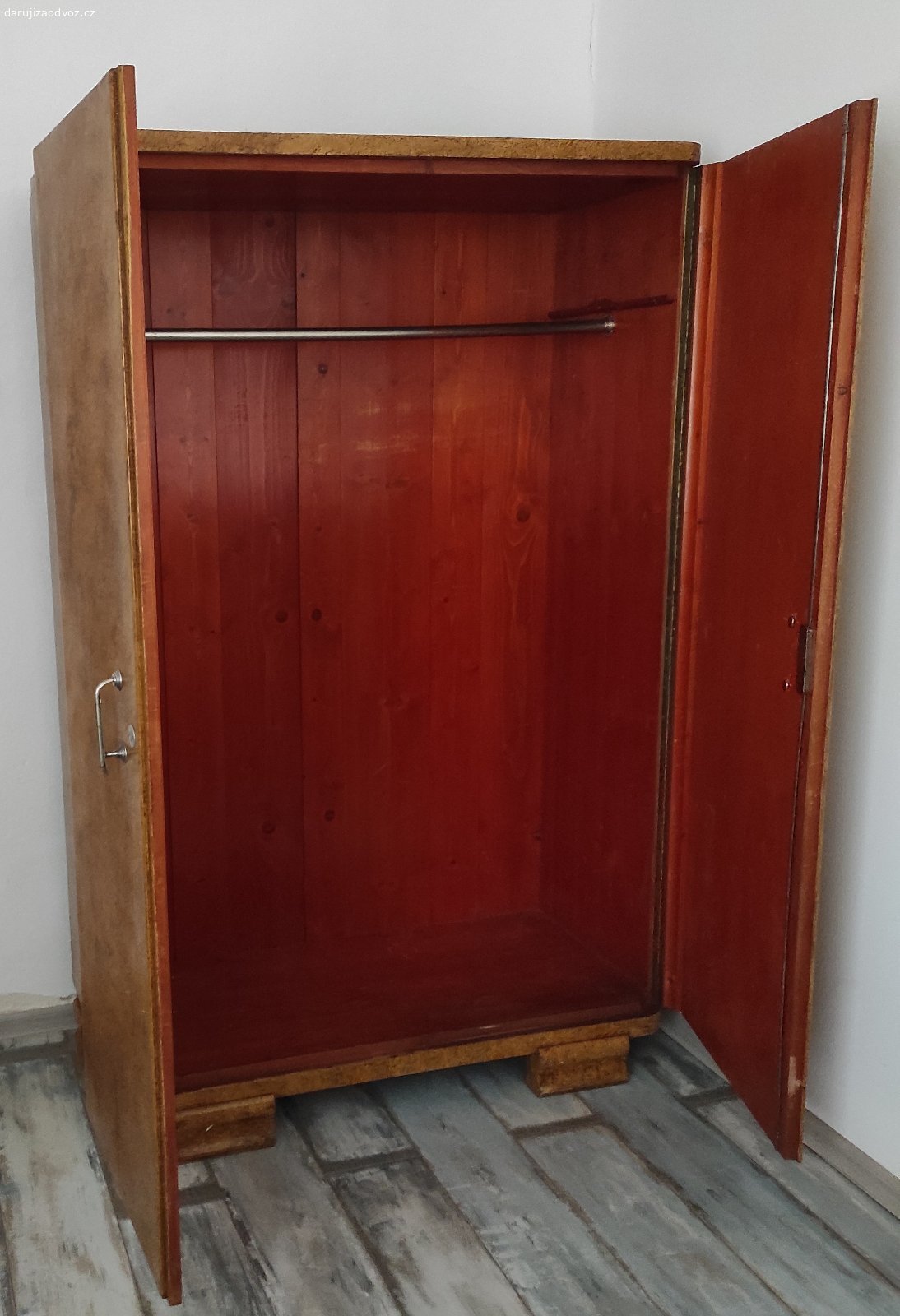 Daruji šatní skříň. Daruji za odvoz starou šatní skříň s tyčí. V horní části po stranách lišty na případnou polici. Výška i s nohami 181 cm, šířka 116 cm, hloubka 54 cm.