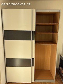 Daruji šatní skříň. Šatní skříň s posuvnými dveřmi - šířka/výška/hloubka 137/196/60 cm. Poličky + tyč na zavěšení oděvů z obou stran stejné. Lehké poškozený povrch madla na dveřích viz fota.