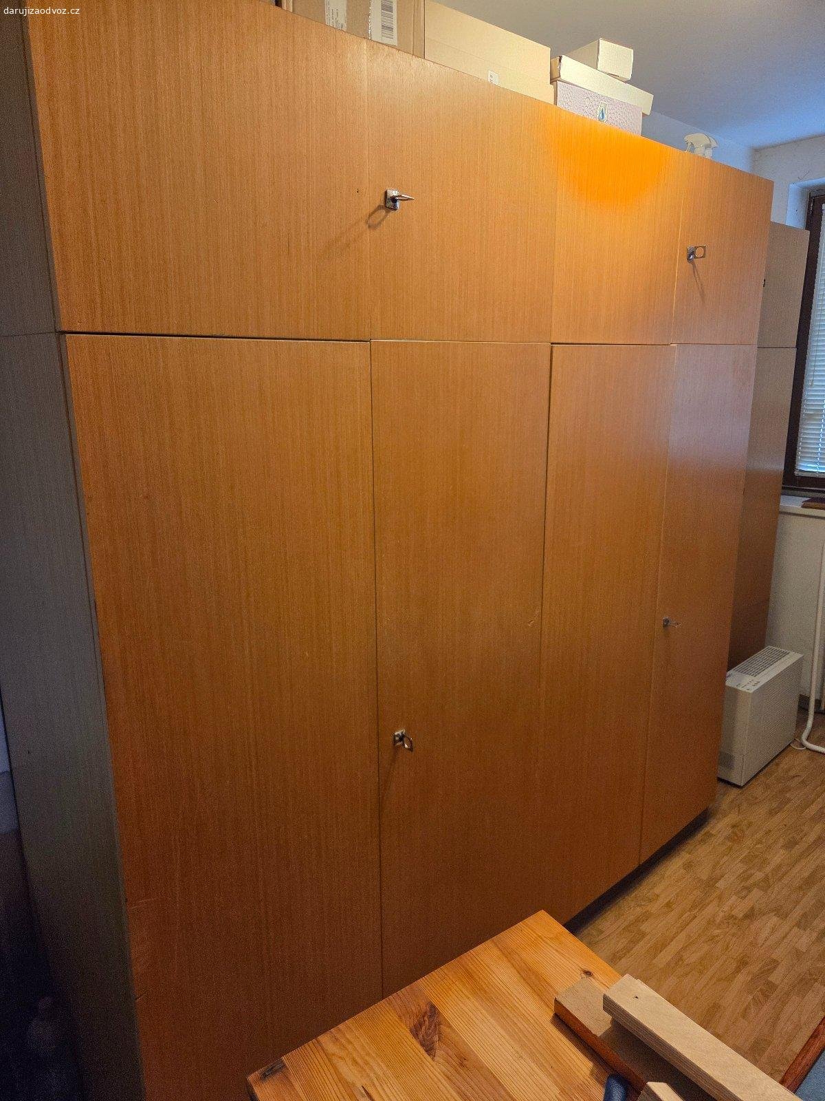 Daruji šatní skříně. Nabízím za odvoz několik šatních skříní. 

2x 100 x 60 x 207 cm
1x 100 x 32 x 207 cm (š x h x v)

Jedná se o dvě skříně s tyčí na ramínka a jednu s policemi (lze vidět na fotkách). Skříně jsou složené ze spodní části a nástavce (lze sundat) ale nabízím pouze dohromady. 

Dvířka i zámky fungují bez problémů, klíče jsou součástí. Mimo jeden hlubší vryp jsou v dobrém stavu. 

Skříně se nachází v druhém patře rodinného domu, s odnosem do auta mohu pomoci.

Upřednostním zájemce, který vezme všechny 3 skříně jako celek.