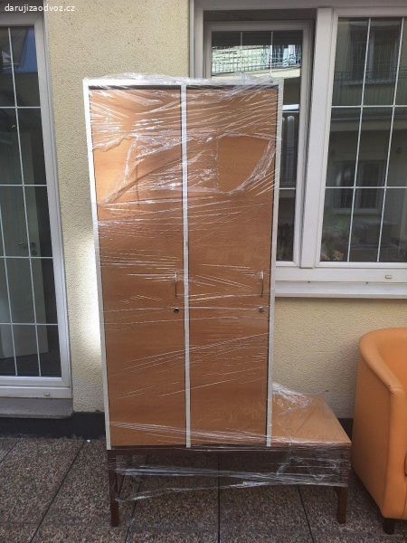 Daruji šatní skřínku