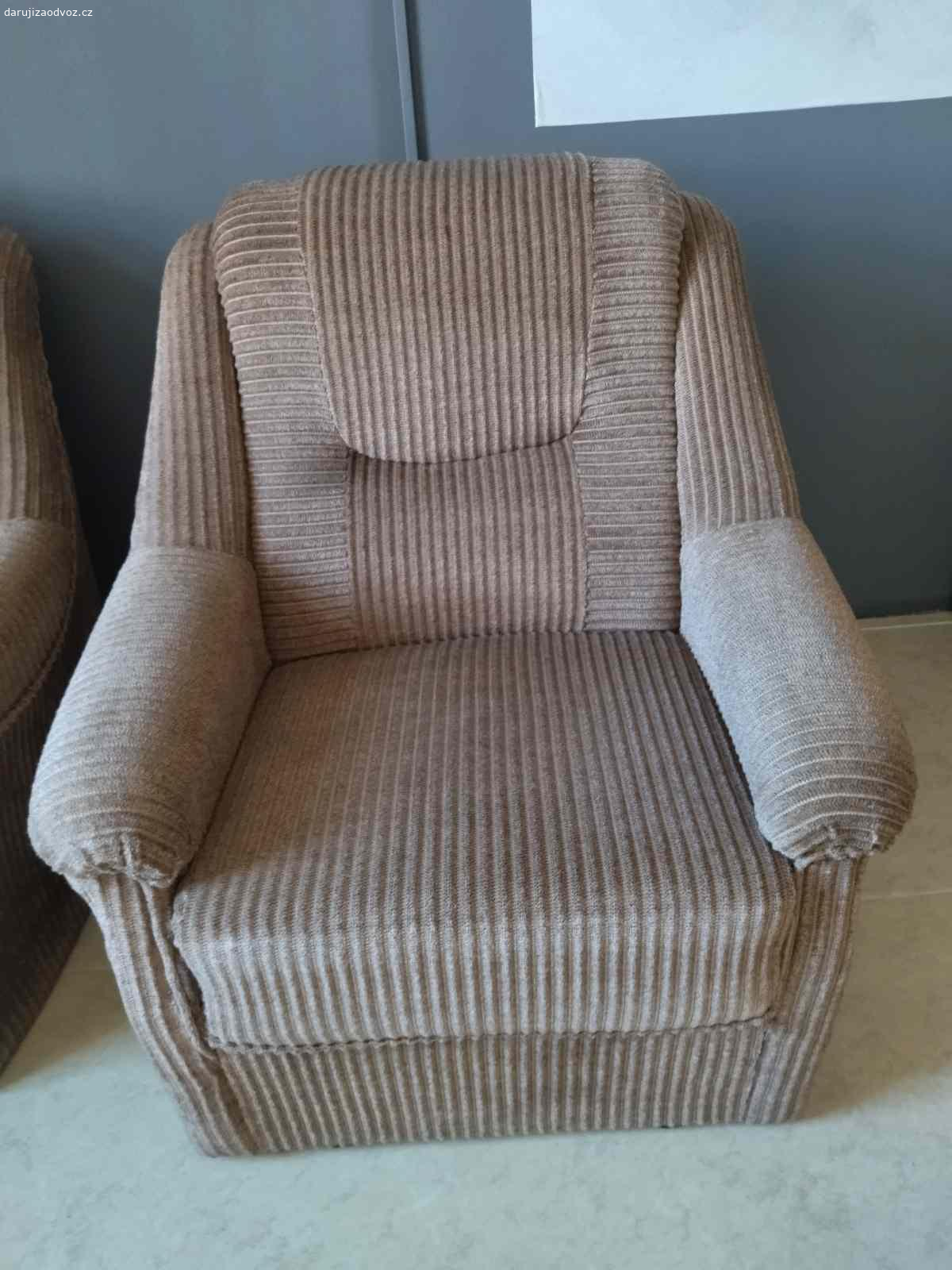 Daruji sedací soupravu + 2 křesla. Daruji sedací soupravu - možno rozložit na jedno lůžko + dvě křesla.