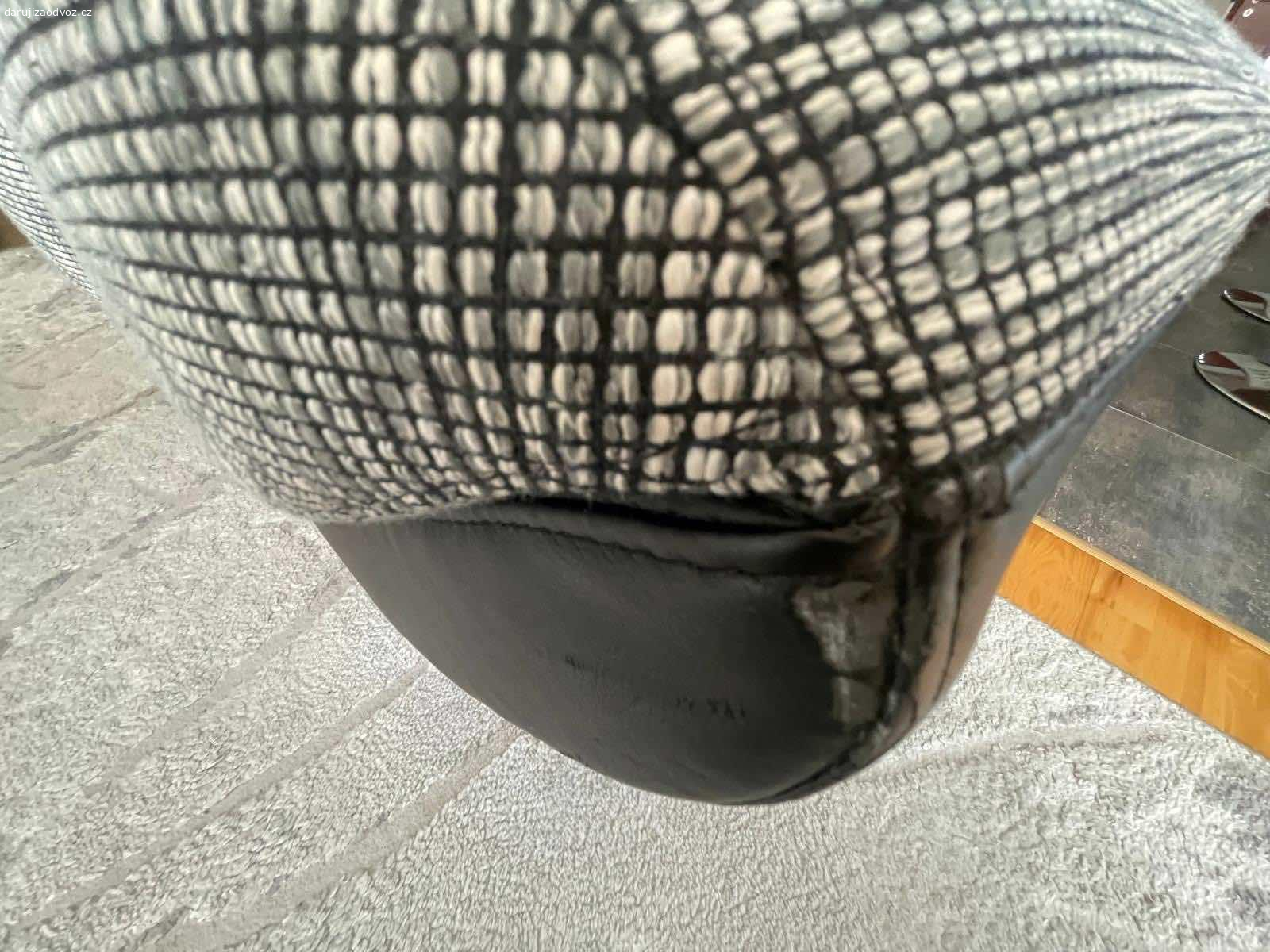 Daruji sedaci soupravu 3/2/1. Daruji za odvoz sedaci soupravu, pozita ale funkcni s drobnymi odreniny v mistech kde jsou kozenky. Jinak je to calouneny a pred vanocemi byly vycisteni profecionalni firmou.