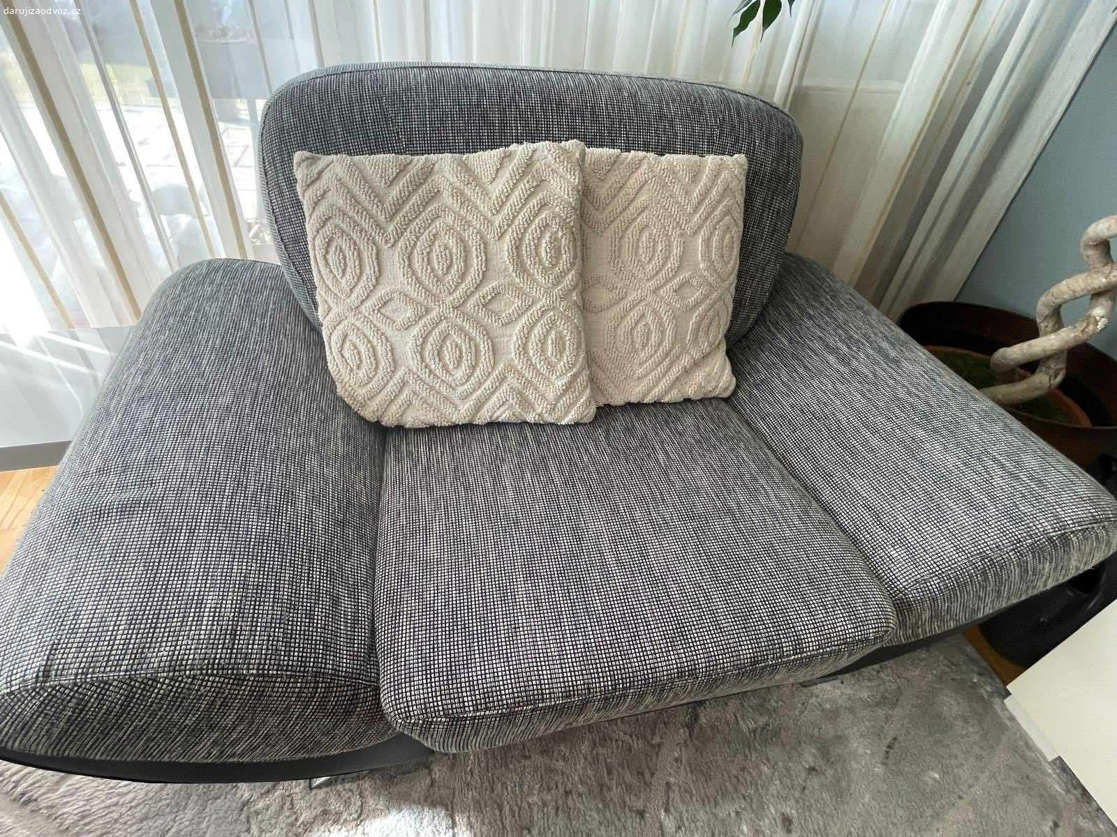 Daruji sedaci soupravu 3/2/1. Daruji za odvoz sedaci soupravu, pozita ale funkcni s drobnymi odreniny v mistech kde jsou kozenky. Jinak je to calouneny a pred vanocemi byly vycisteni profecionalni firmou.