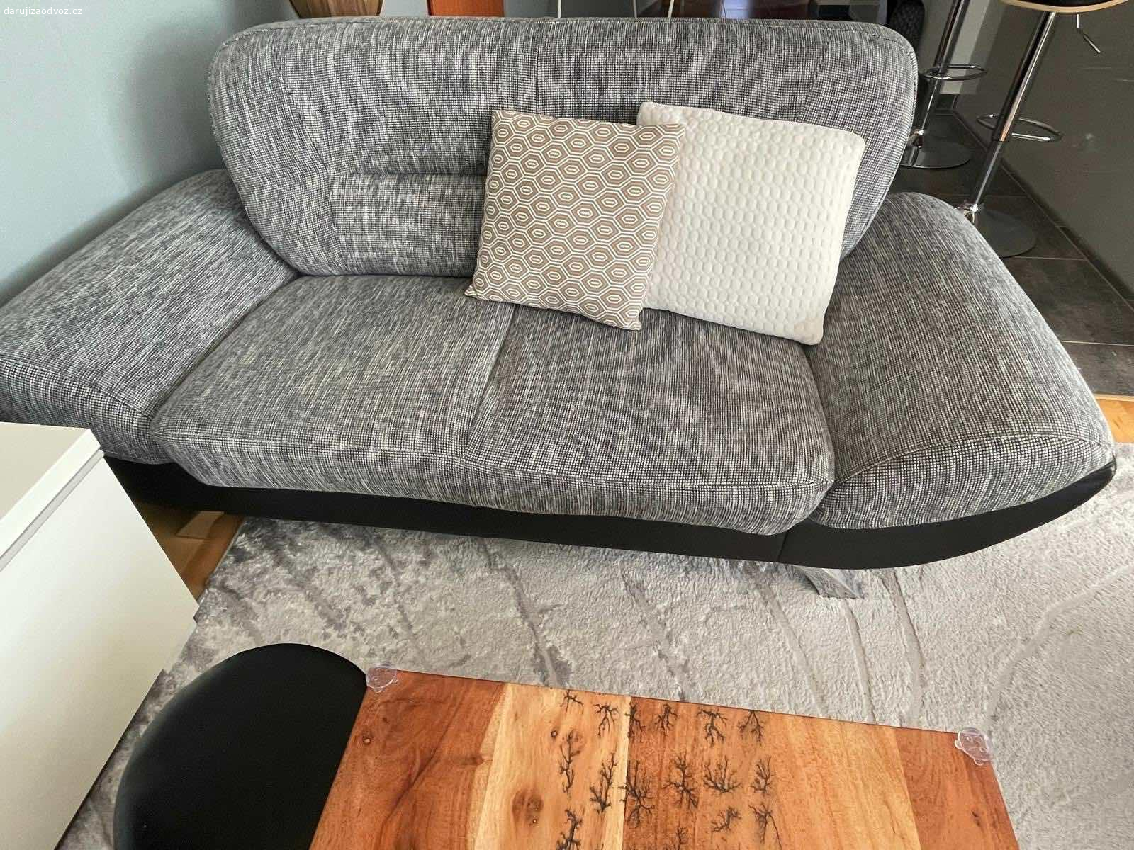 Daruji sedaci soupravu 3/2/1. Daruji za odvoz sedaci soupravu, pozita ale funkcni s drobnymi odreniny v mistech kde jsou kozenky. Jinak je to calouneny a pred vanocemi byly vycisteni profecionalni firmou.