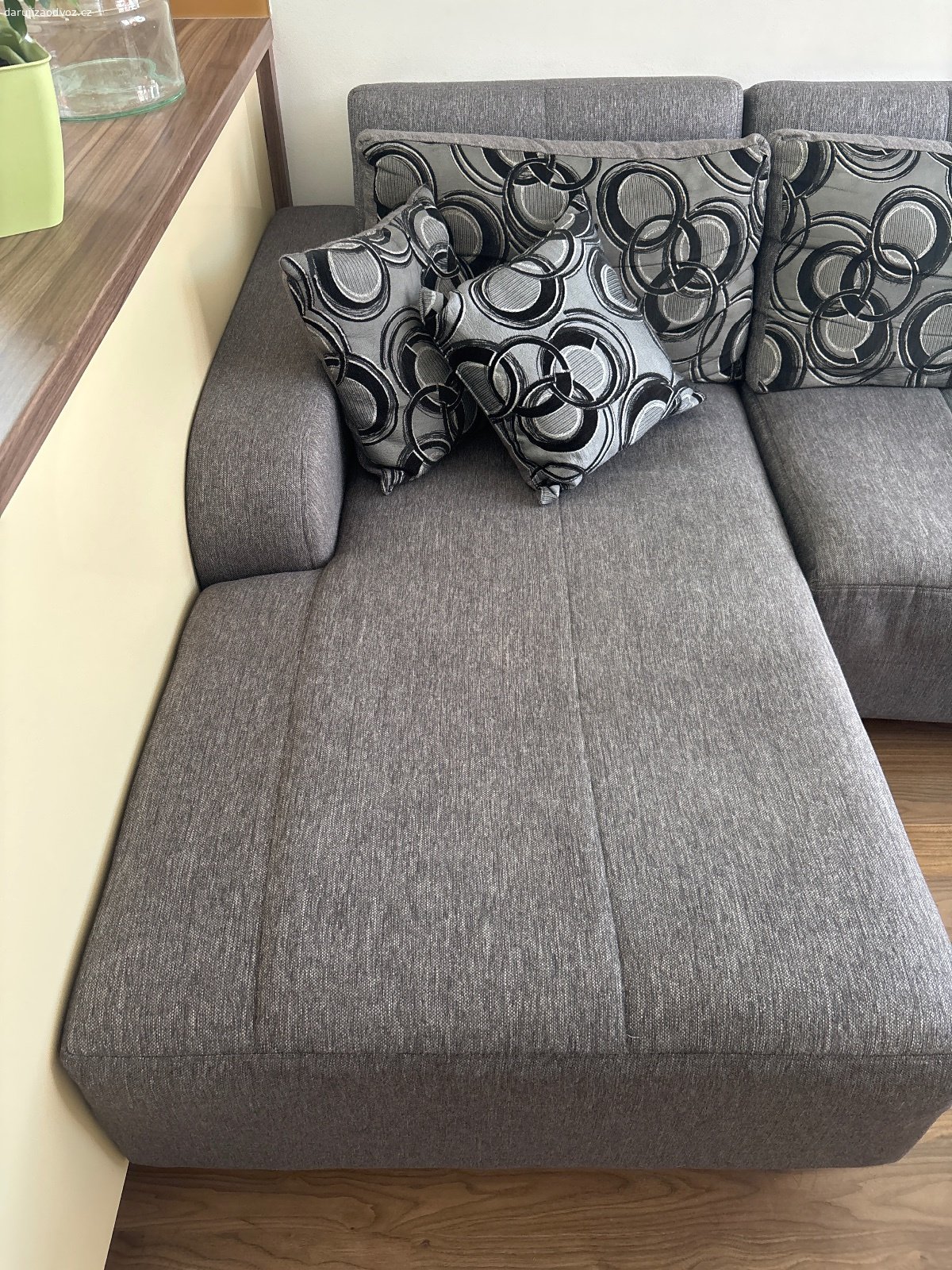 Daruji sedací soupravu šedou. Velikost 245 cm délka, dopředu 170 cm , sedák kde sedíte je široký 70cm . Šedá hrubá látka. Rozkládací na obdélník na spaní . Lehce prosezeny ale plné funční . Odvoz Praha Pitkovice Vašim vozem .