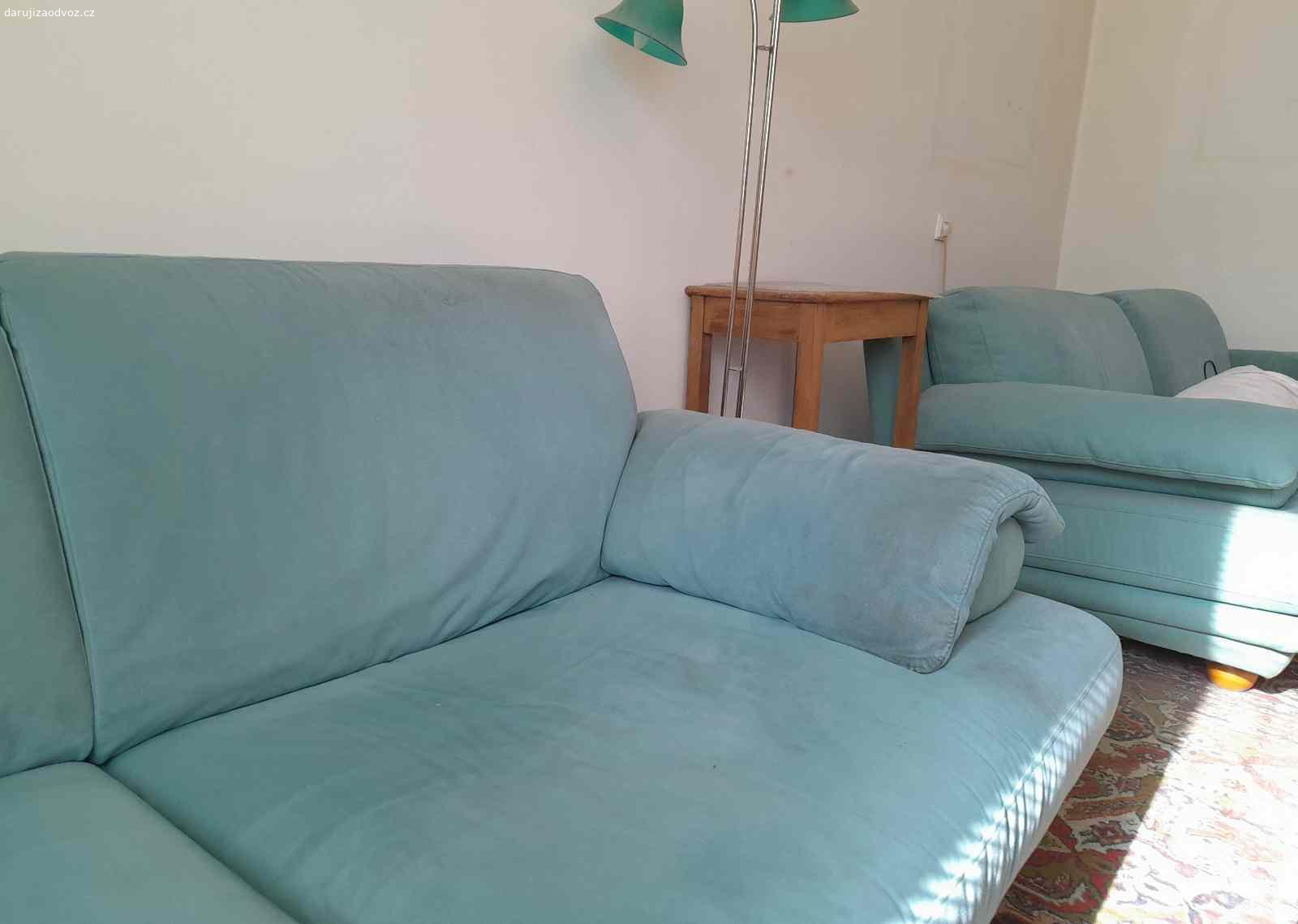 Daruji sedaci soupravu. Daruji sedaci soupravu za odvoz. Dve zelene sedacky. Jedna je 230cm siroka,  100cm hloubka, 79cm vyska. Druha je 190cm siroka, 100cm hluboka, 79cm vysoka. Jsou cca 20let stare, ale stale pouzitelne. Na jednom miste male propaleni od cigarety, natrhuty latkovy kryt spodni casti sedacky a je potreba je vycistit nejake fleky od uzivani.