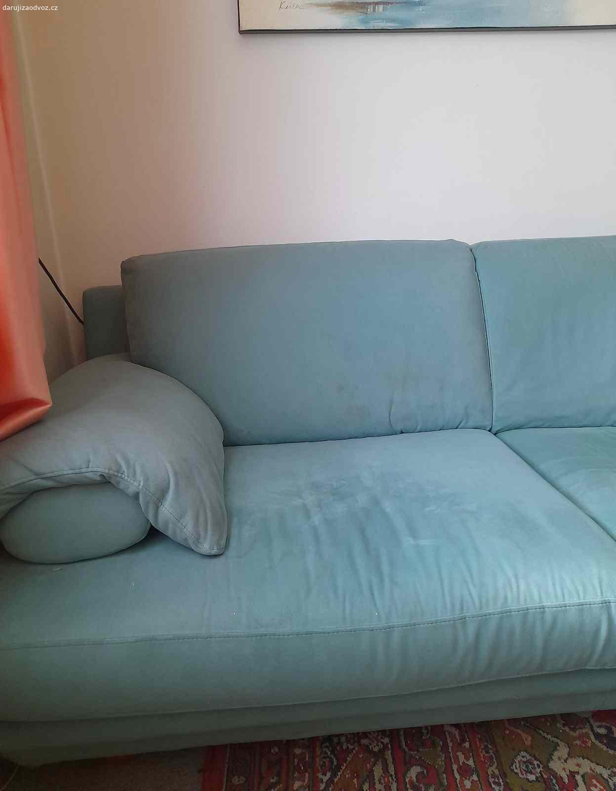 Daruji sedaci soupravu. Daruji sedaci soupravu za odvoz. Dve zelene sedacky. Jedna je 230cm siroka,  100cm hloubka, 79cm vyska. Druha je 190cm siroka, 100cm hluboka, 79cm vysoka. Jsou cca 20let stare, ale stale pouzitelne. Na jednom miste male propaleni od cigarety, natrhuty latkovy kryt spodni casti sedacky a je potreba je vycistit nejake fleky od uzivani.